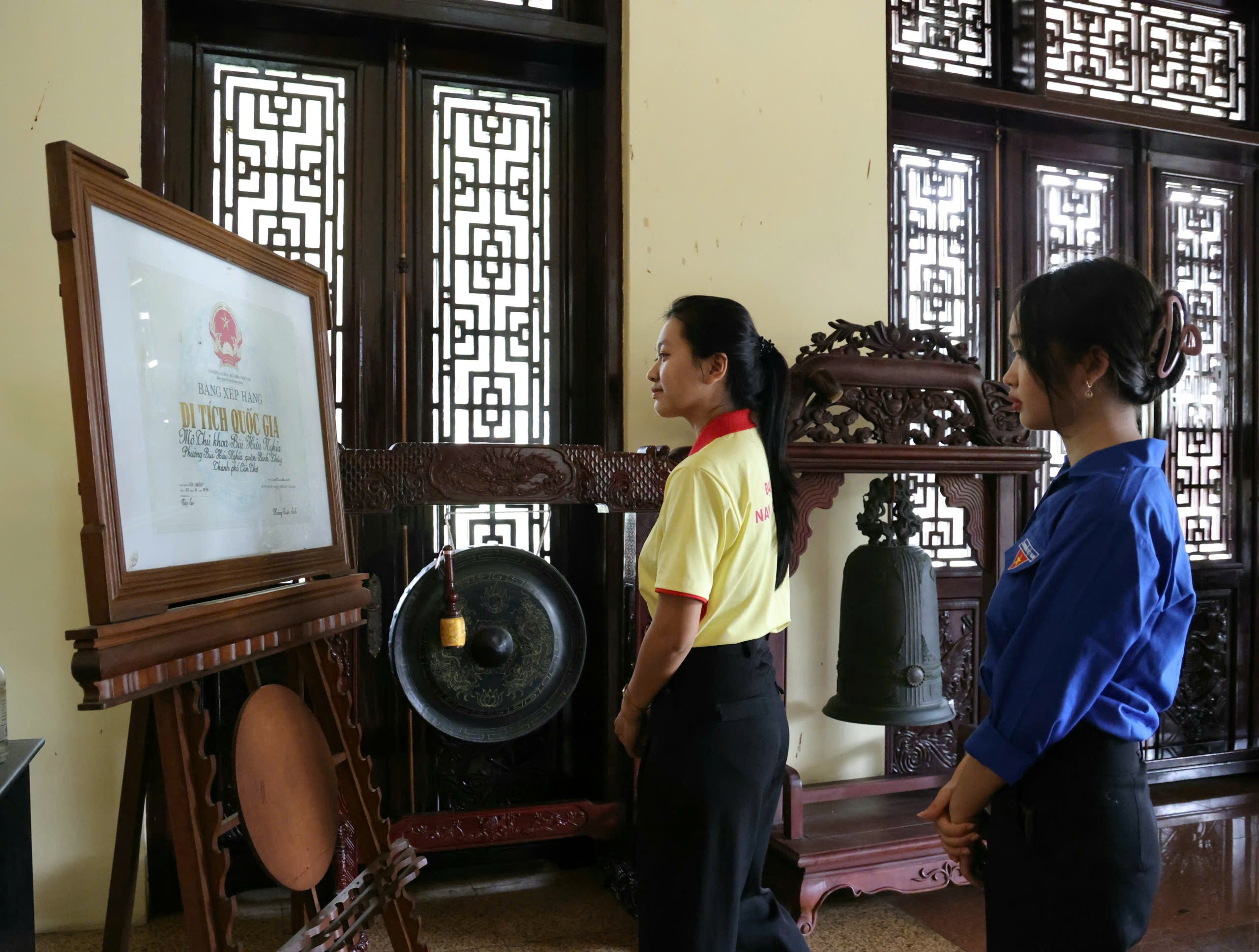 Các bạn trẻ tìm hiểu về Di tích Khu tưởng niệm Thủ khoa Bùi Hữu Nghĩa.