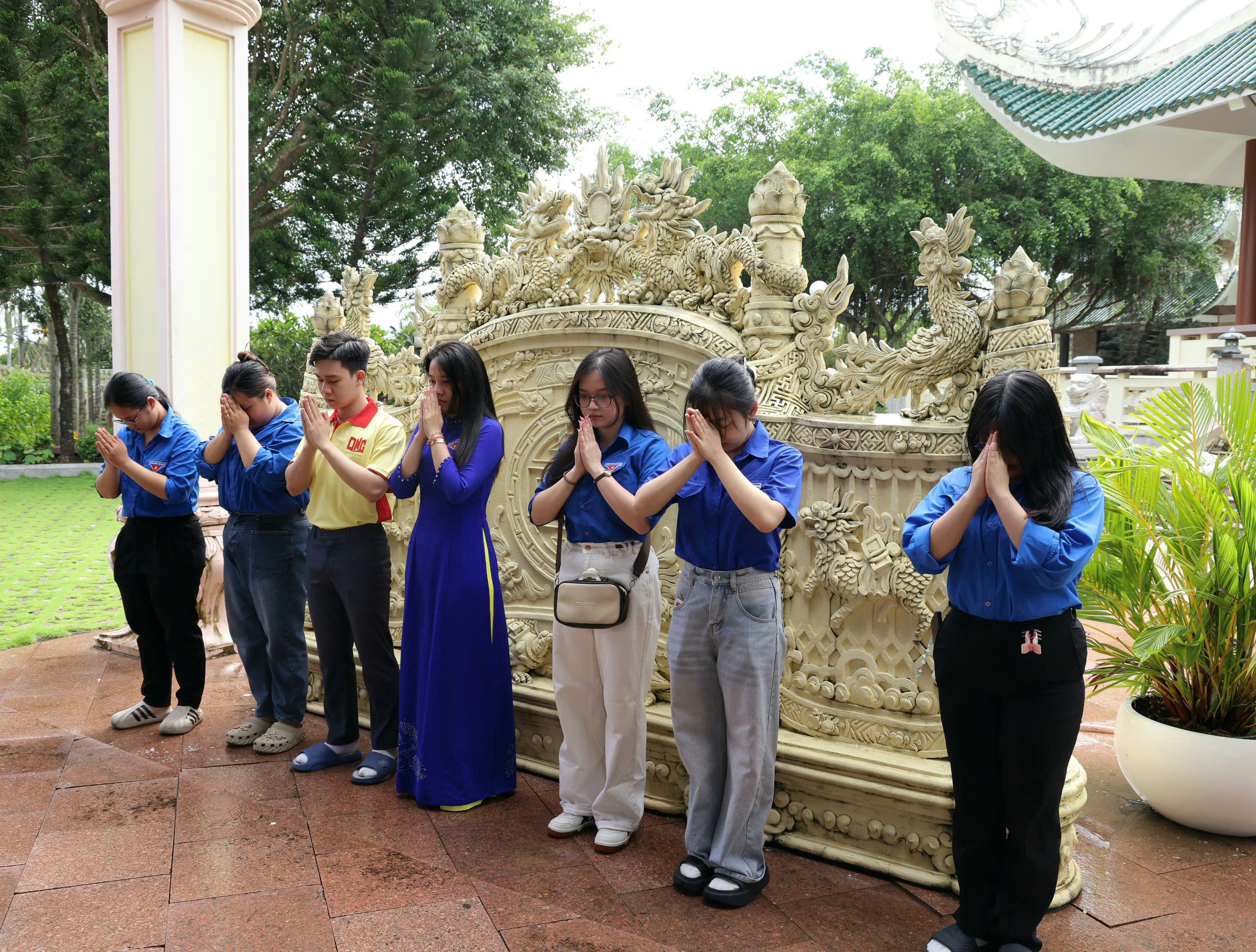 Các bạn trẻ trang nghiêm tưởng niệm trước mộ phần Thủ khoa Bùi Hữu Nghĩa.