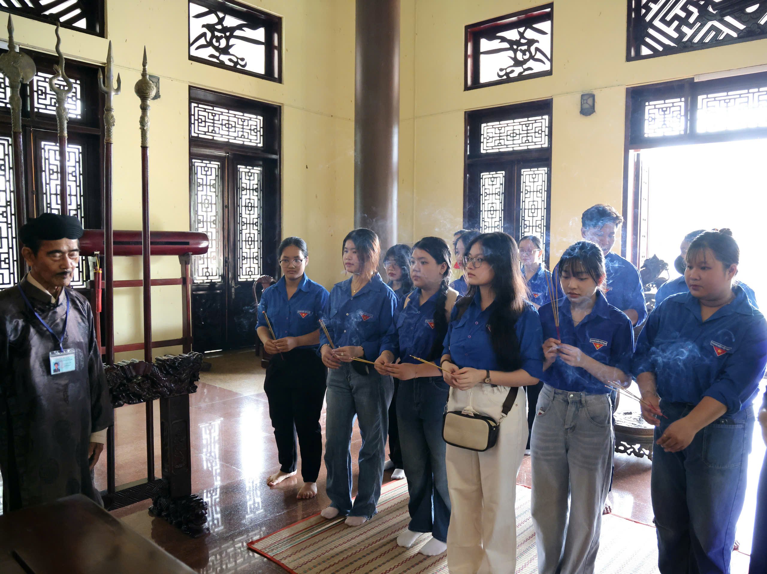 Thực hiện nghi thức dâng hương tưởng niệm Thủ khoa Bùi Hữu Nghĩa.