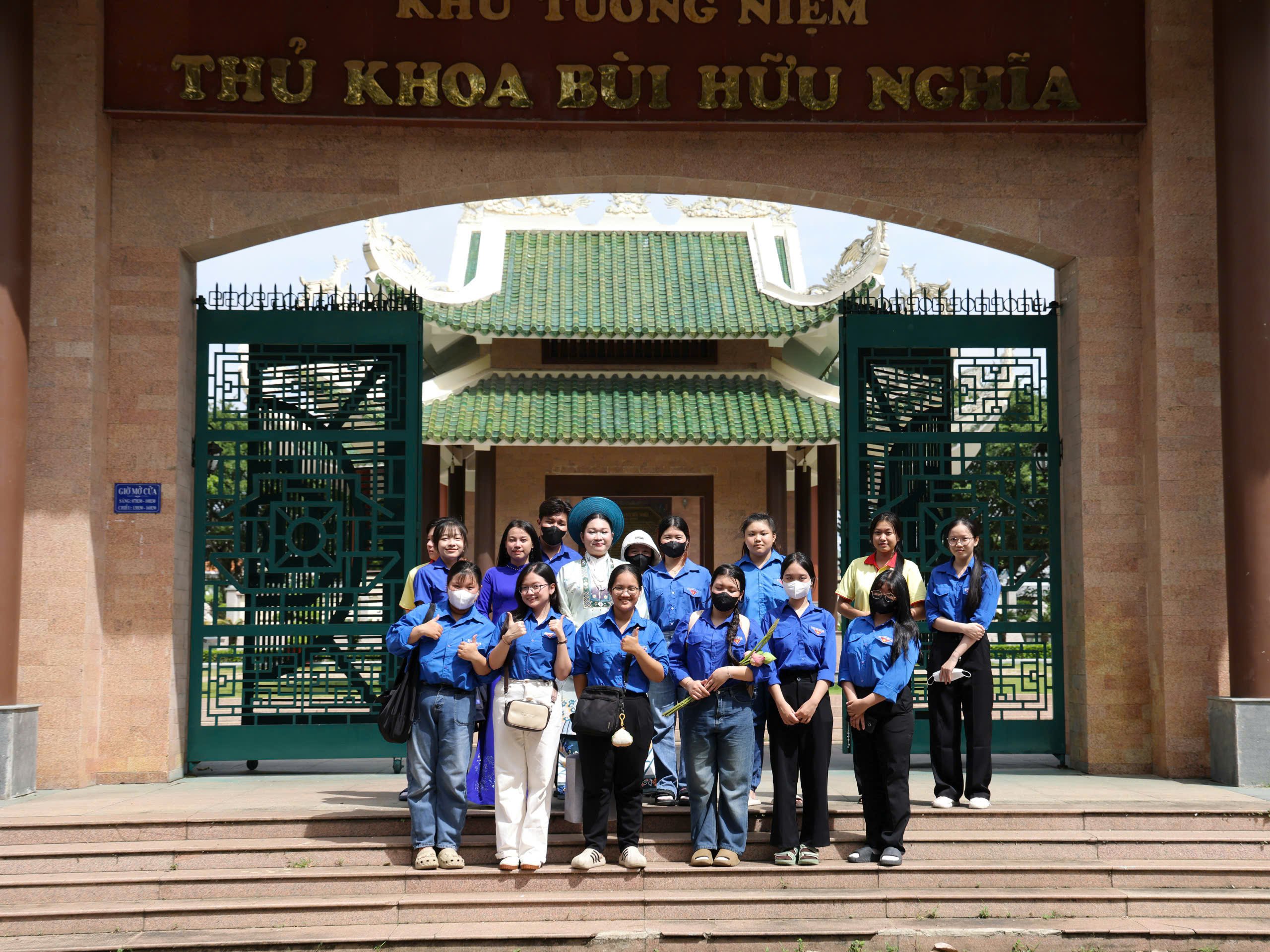 Đoàn viên thanh niên chụp hình lưu niệm tại Khu tưởng niệm Thủ khoa Bùi Hữu Nghĩa.