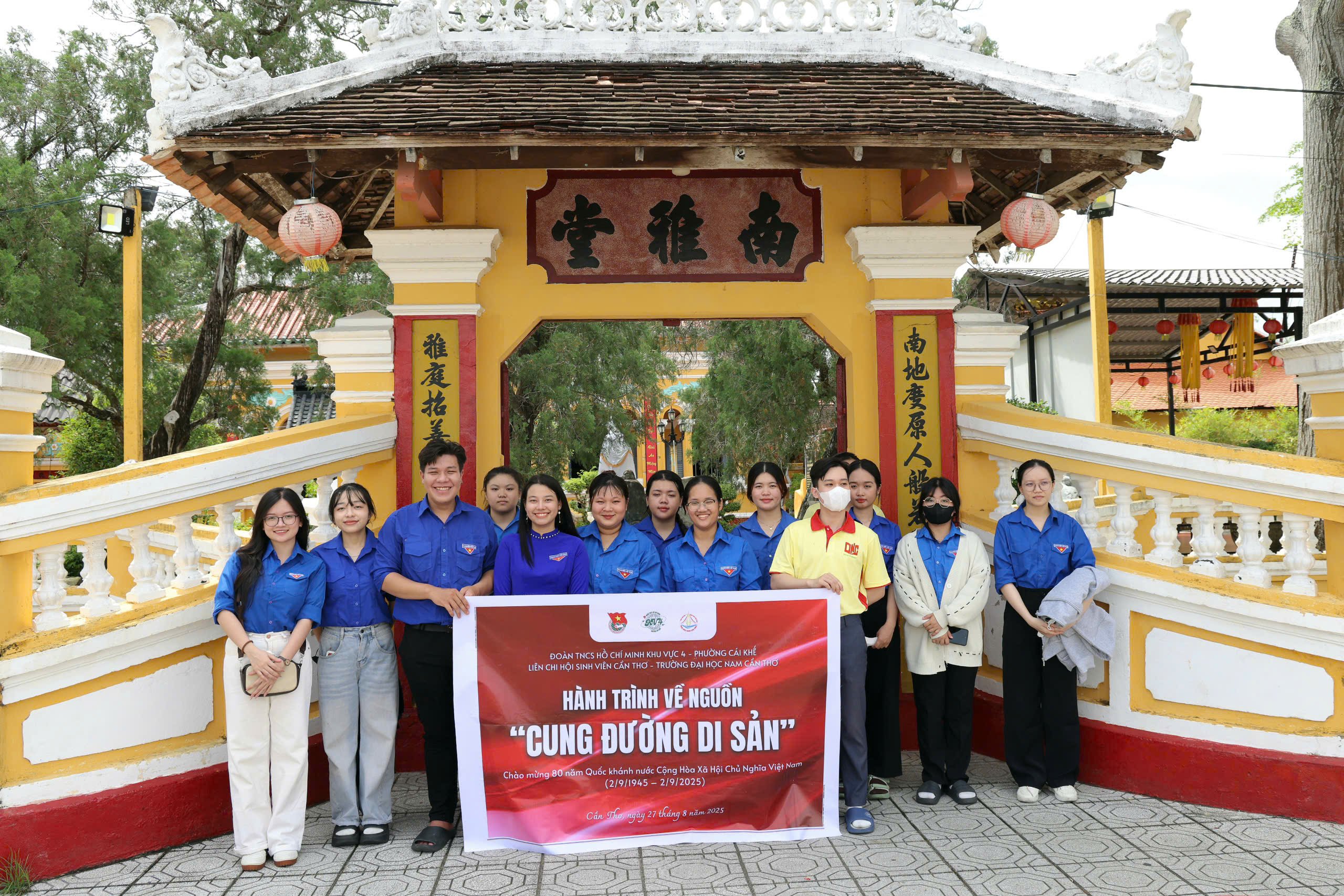 Các bạn trẻ tham quan Chùa Nam Nhã Đường - trung tâm phong trào Đông Du.