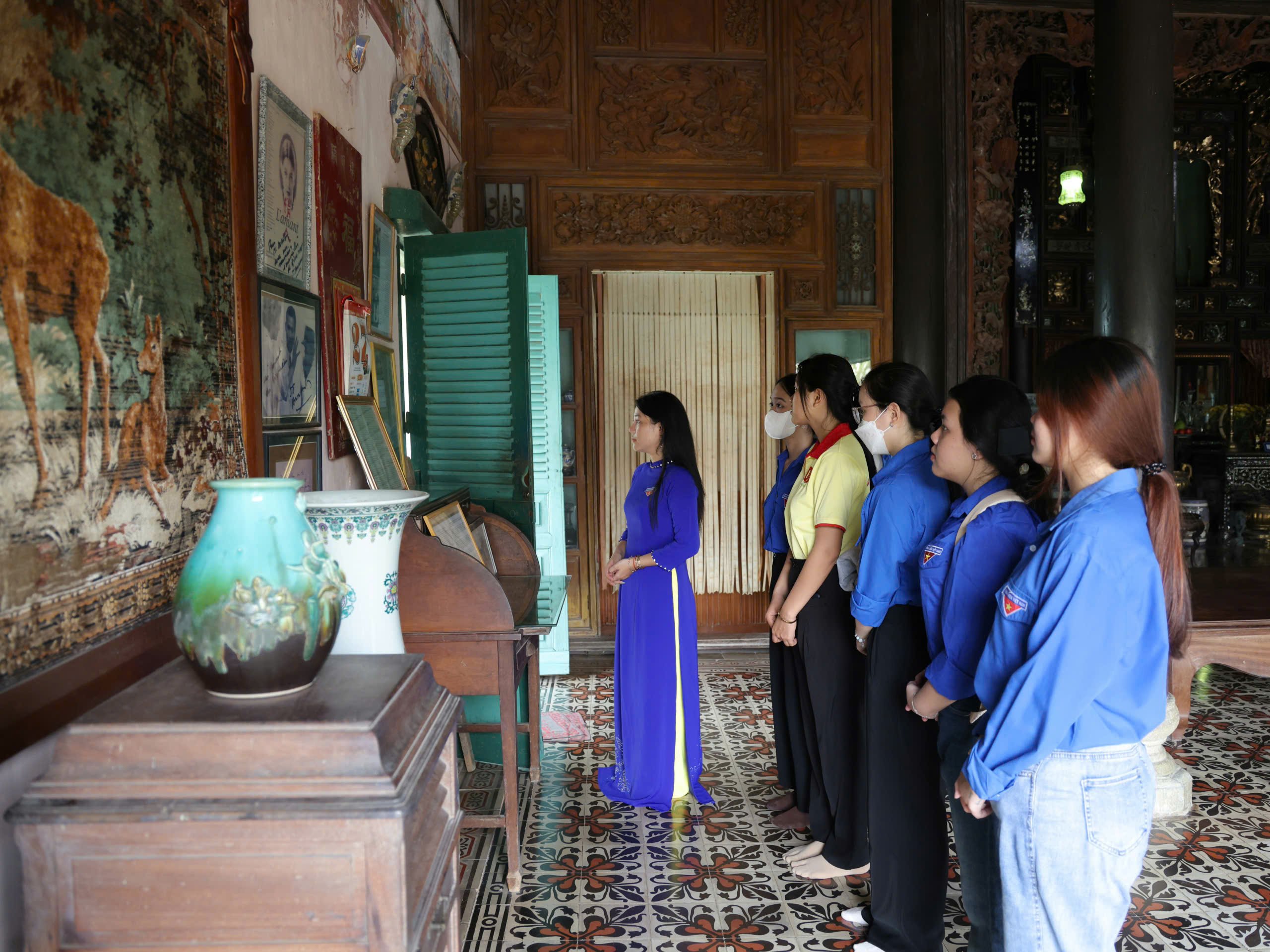 Nét độc đáo của nhà cổ Bình Thủy đã lôi cuốn nhiều đạo diễn, hãng phim chọn nơi đây làm bối cảnh phim Những nẻo đường phù sa, Người đẹp Tây Đô, Nợ đời.