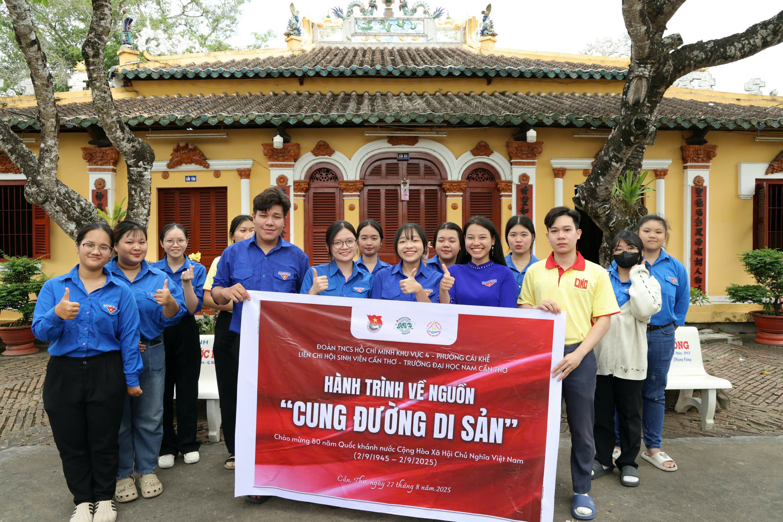Các bạn trẻ tham quan Đình Bình Thủy - linh hồn văn hóa làng Nam Bộ.
