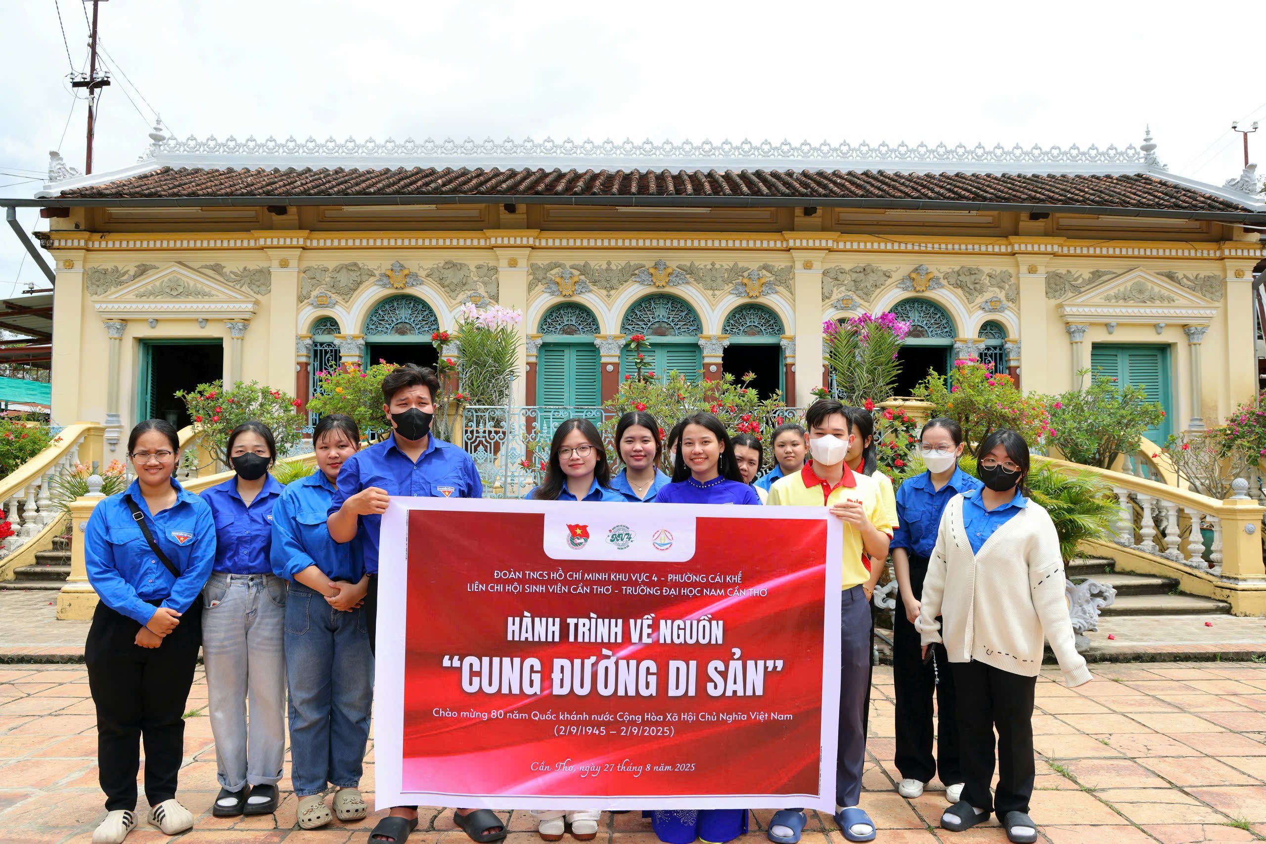 Các bạn trẻ tham quan Nhà cổ Bình Thủy - kiệt tác kiến trúc giao thoa Đông - Tây.