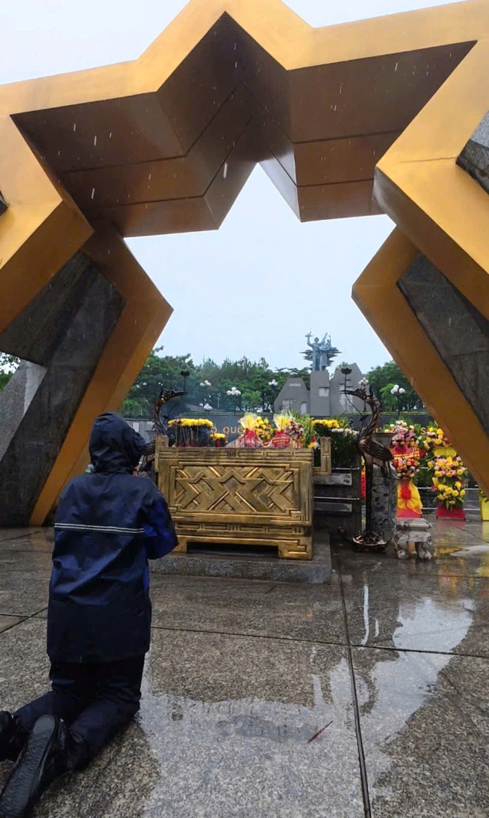 Chị Ngọc Thùy thắp nhang tại Nghĩa trang liệt sĩ quốc gia Đường 9.