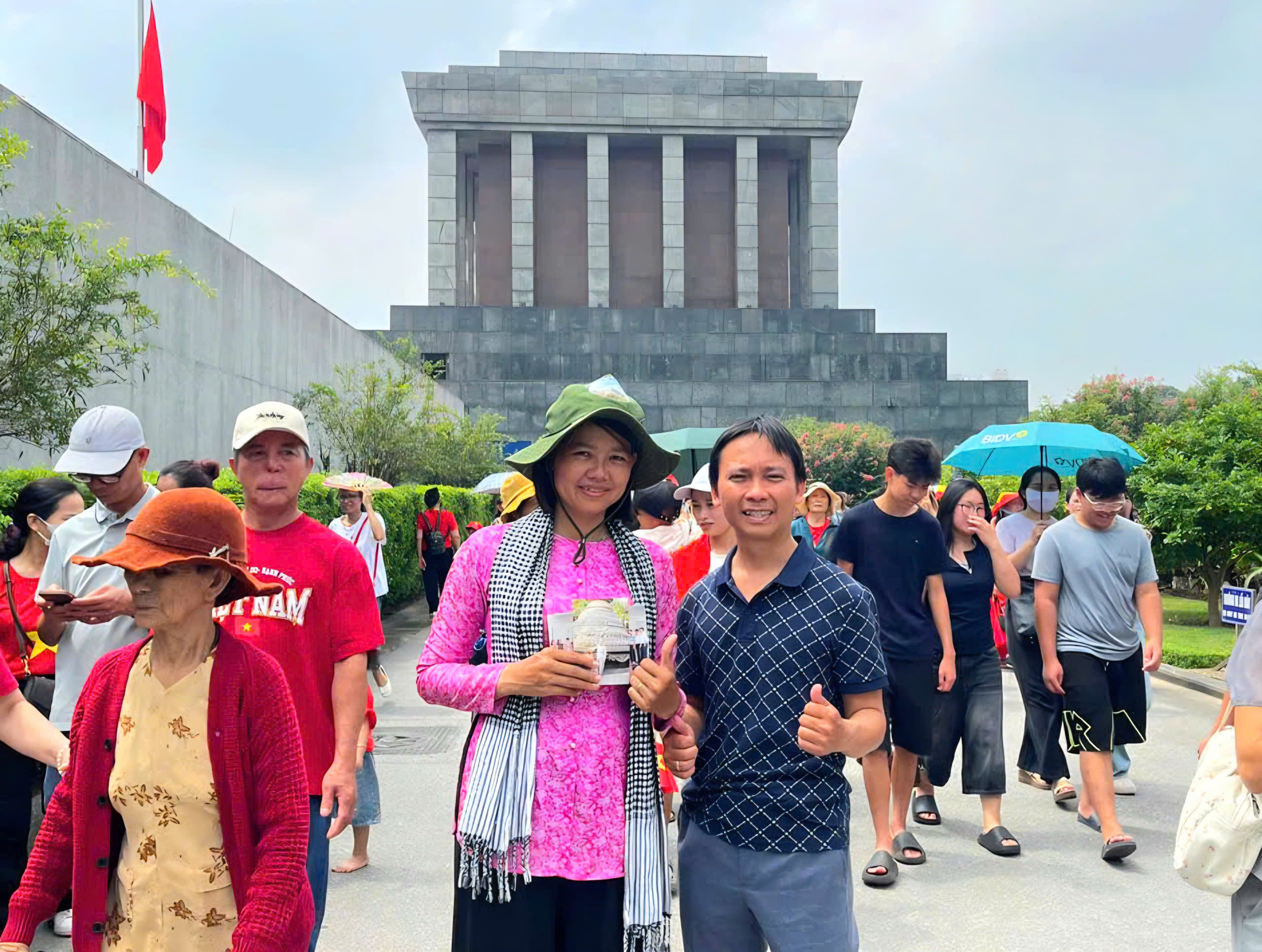 Vợ chồng anh Trương Quang Thái (44 tuổi) và chị Hồ Ngọc Thùy (40 tuổi), TP. Cần Thơ đã đến Viếng Lăng Bác sáng 28/8 sau khi vượt 2.000 km bằng xe đạp đến Thủ đô Hà Nội.
