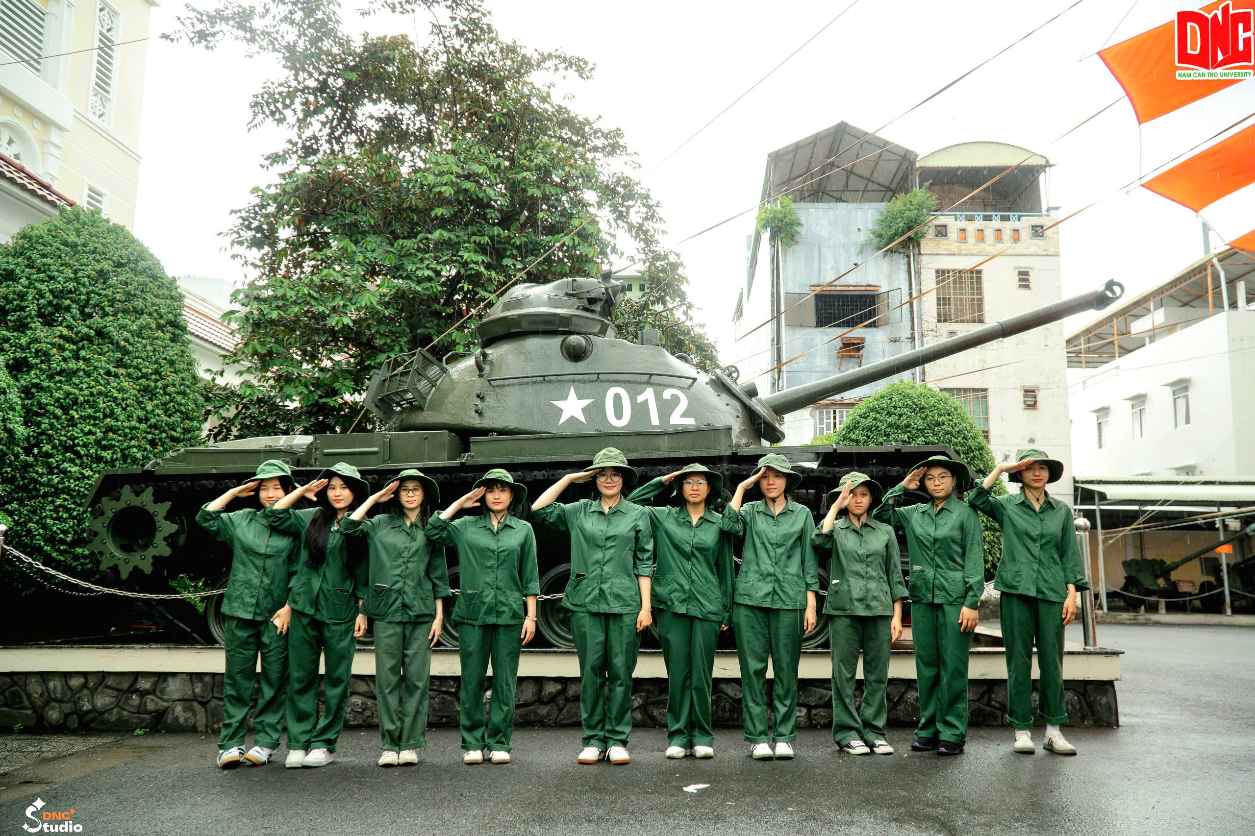 Sinh viên Trường Đại học Nam Cần Thơ chụp hình tuyên truyền Quốc khánh 2/9. Ảnh: Hải Đăng.