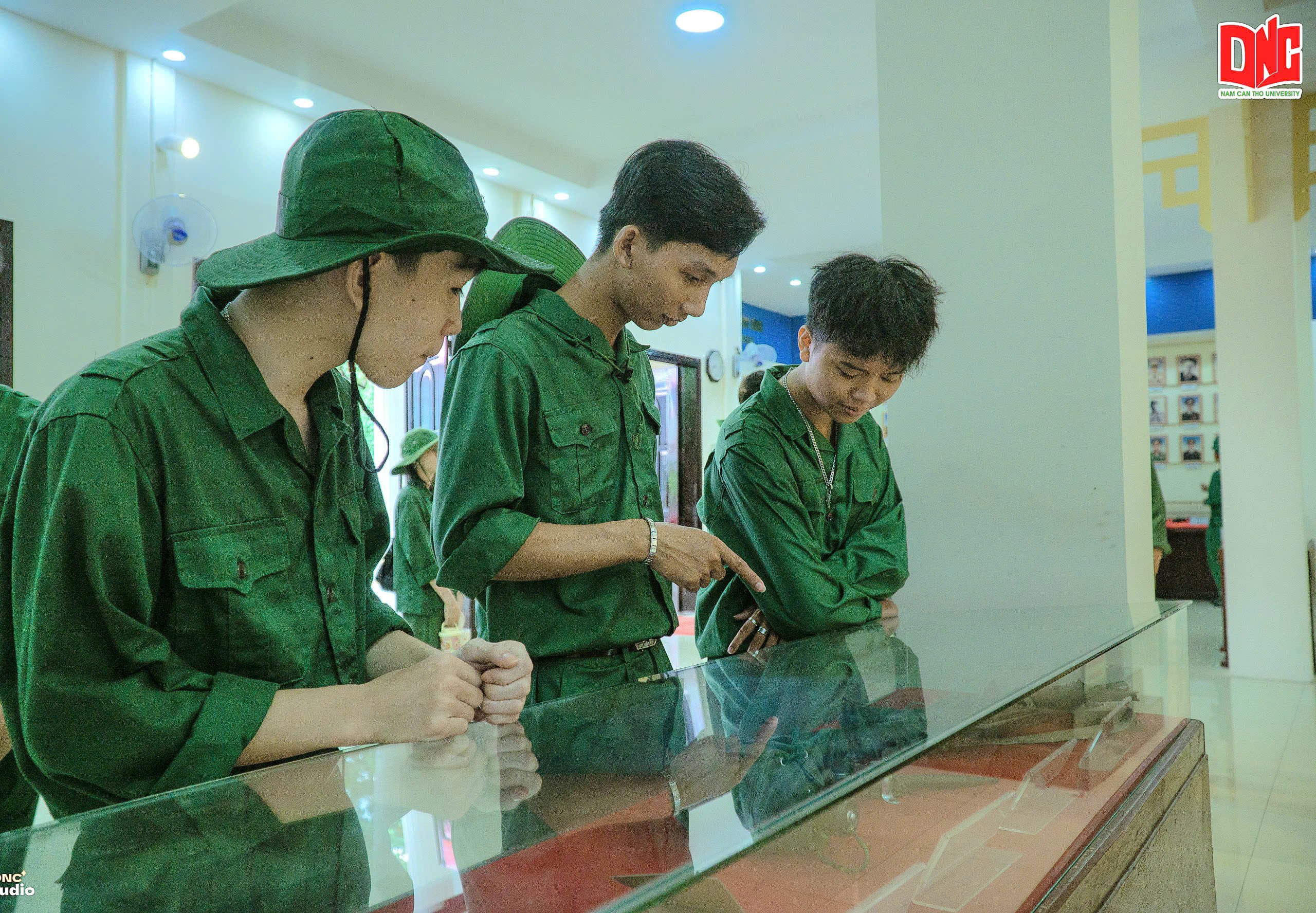 Sinh viên Trường Đại học Nam Cần Thơ tham quan triển lãm. Ảnh: Hải Đăng.