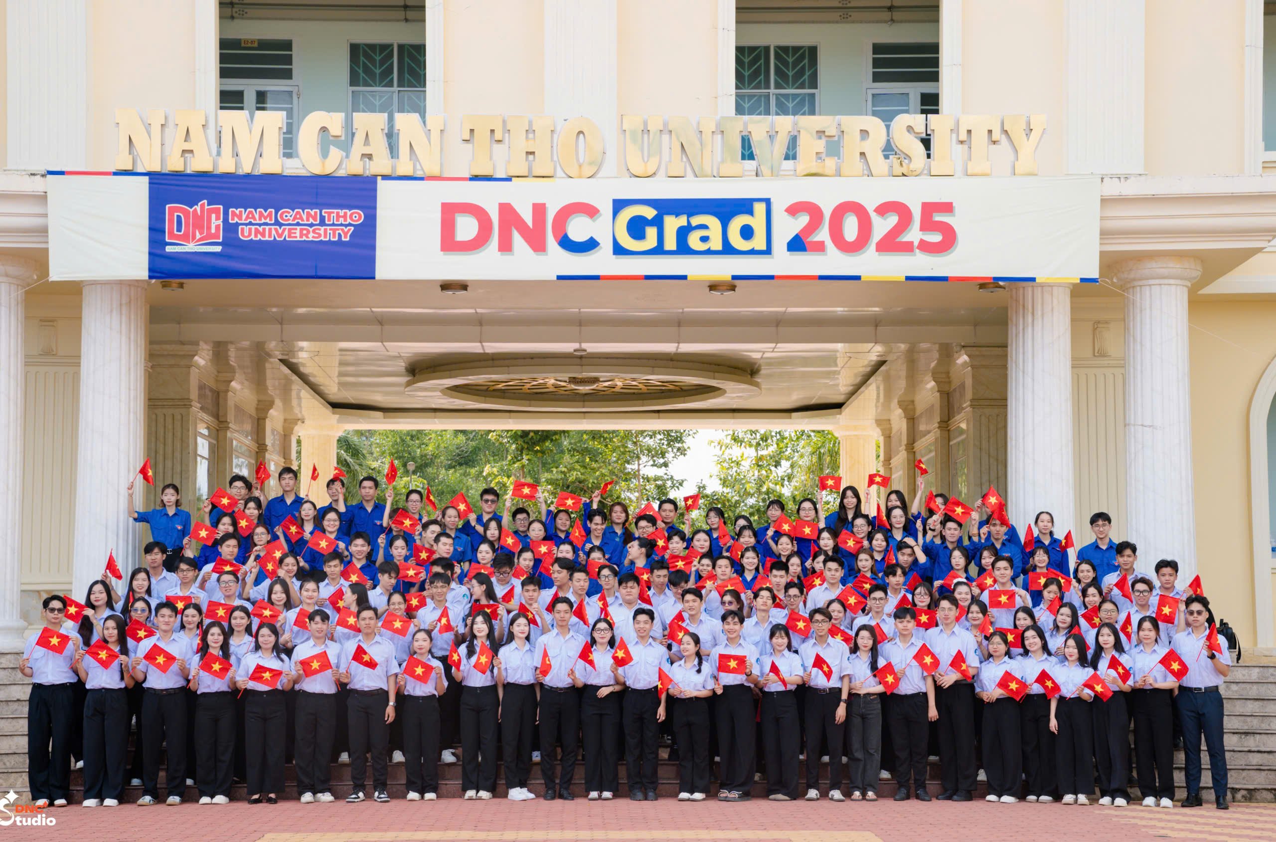 Tuổi trẻ Trường Đại học Nam Cần Thơ vui mừng đón Tết Độc Lập 2/9.