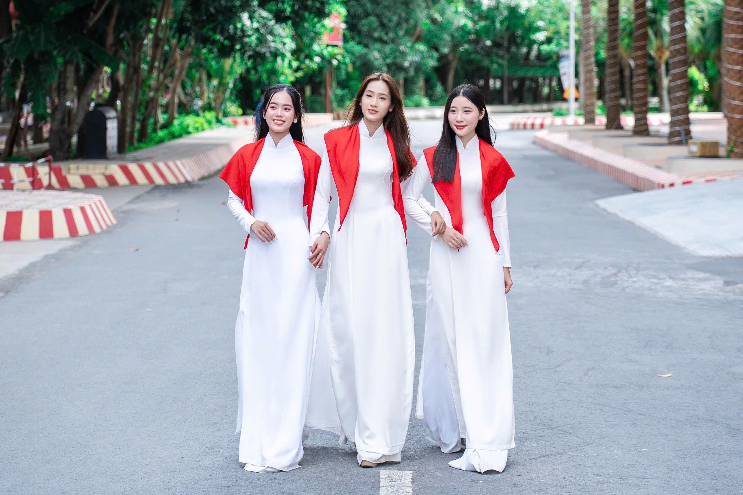 Hoa khôi Trương Uyên Nhi (đứng giữa) tham gia thực hiện Video clip âm nhạc đặc biệt.