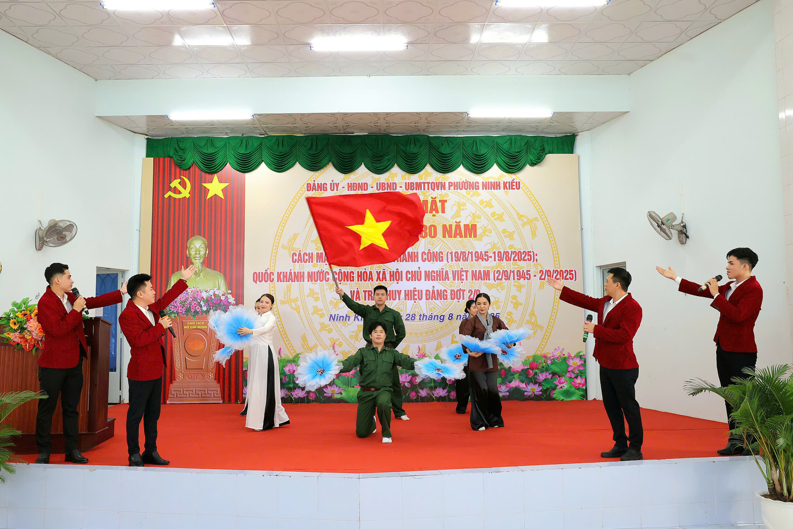 Các tiết mục văn nghệ tại buổi họp mặt.