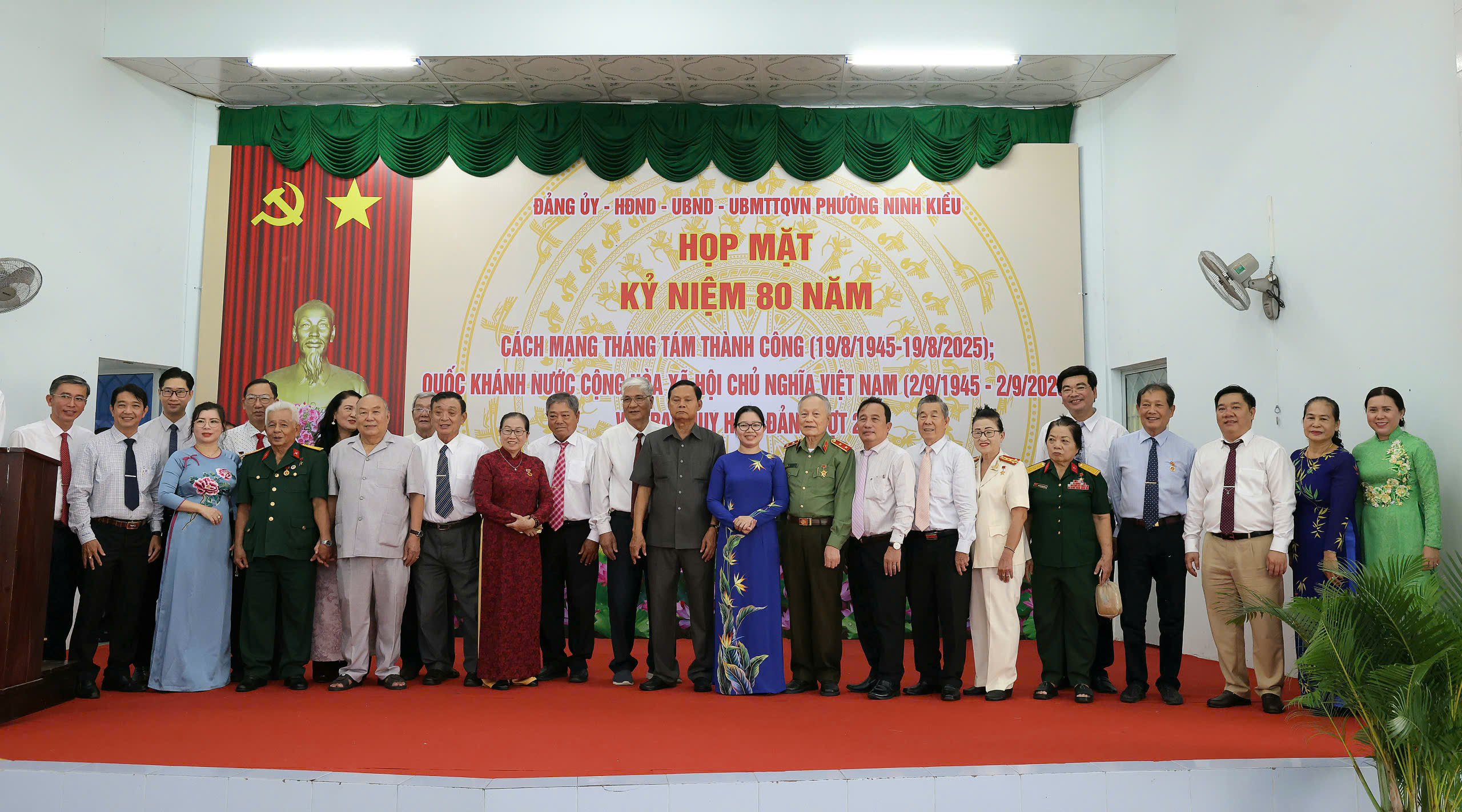 Các đại biểu chụp hình lưu niệm tại buổi họp mặt.