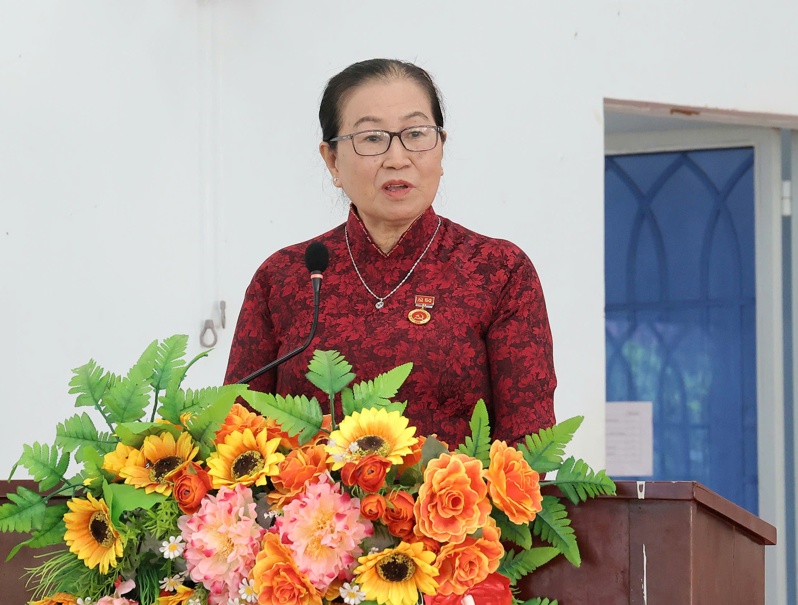 Bà Trần Kim Một - đại diện đảng viên được nhận Huy hiệu Đảng phát biểu cảm tưởng.