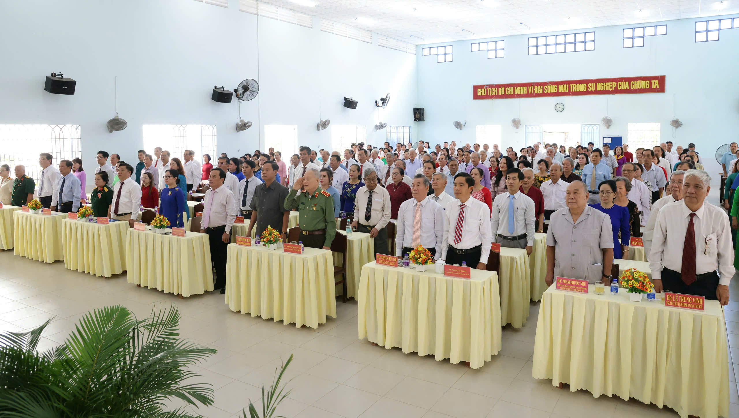 Các đại biểu tham dự buổi lễ.