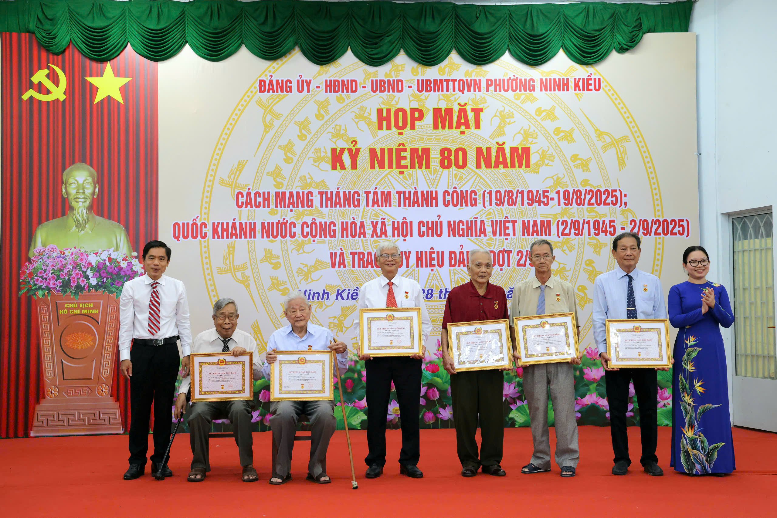 Ông Nguyễn Văn Thành - Phó Chủ nhiệm Ủy ban kiểm tra Thành ủy Cần Thơ và bà Trần Thị Vĩnh Nghi - Thành ủy viên, Bí thư Đảng ủy phường Ninh Kiều trao Huy hiệu Đảng cho các Đảng viên cao niên.
