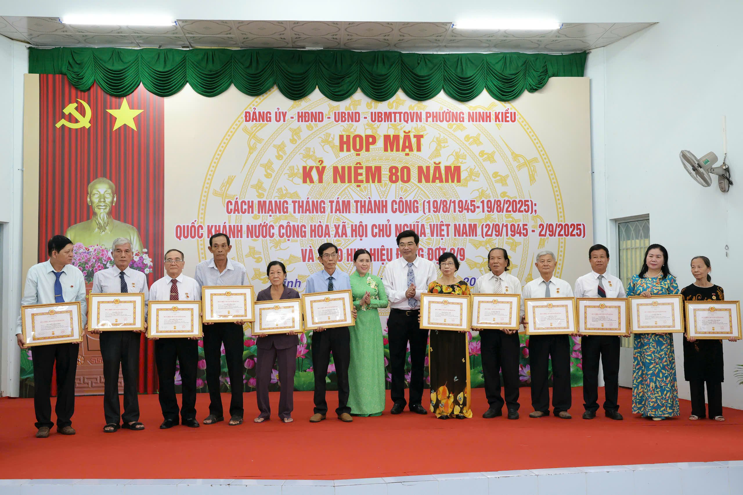 Ông Trần Thanh Bình - Phó Bí thư Thường trực Đảng ủy, Chủ tịch HĐND phường Ninh Kiều và bà Nguyễn Thị Hồng Nga – Uỷ viên BTV Đảng ủy, Chủ tịch UB MTTQ VN phường Ninh Kiều trao Huy hiệu Đảng cho các Đảng viên.