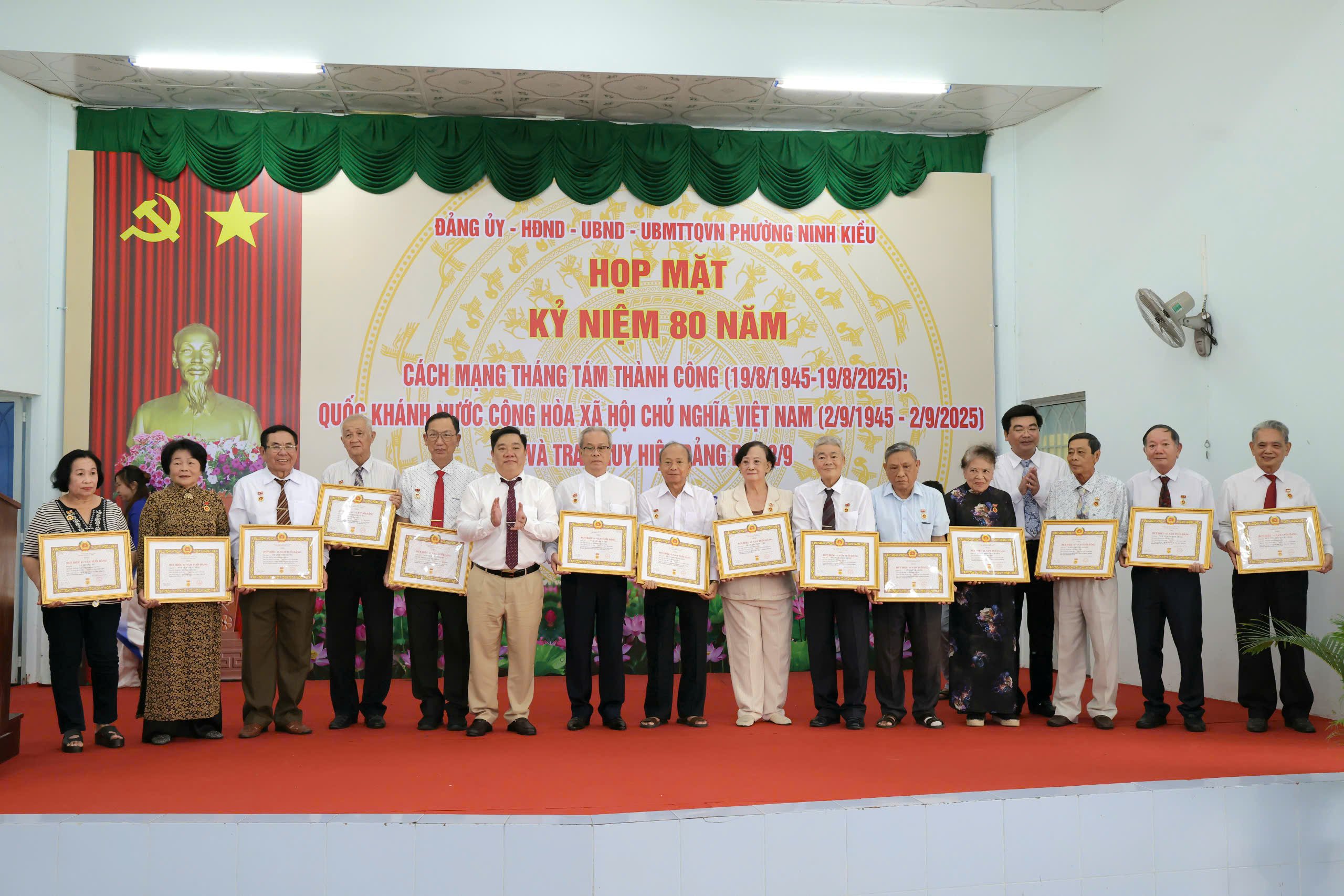 Ông Trần Thanh Bình - Phó Bí thư Thường trực Đảng ủy, Chủ tịch HĐND phường Ninh Kiều và ông Phạm Văn Đồng - Phó Bí thư Đảng ủy, Chủ tịch UBND phường Ninh Kiều trao Huy hiệu Đảng cho các Đảng viên.
