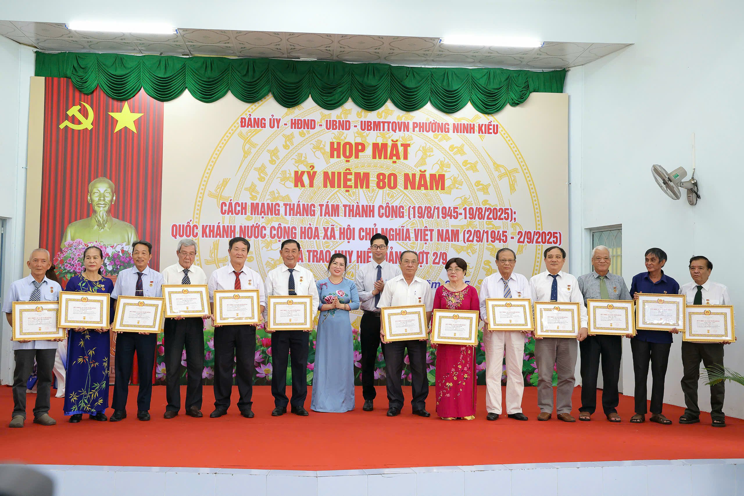 Bà Mã Phụng - Ủy viên BTV Đảng ủy, Phó chủ tịch HĐND phường Ninh Kiều và ông Trần Hữu Thế - Chủ nhiệm Uỷ ban kiểm tra Đảng uỷ phường Ninh Kiều trao Huy hiệu Đảng cho các Đảng viên.