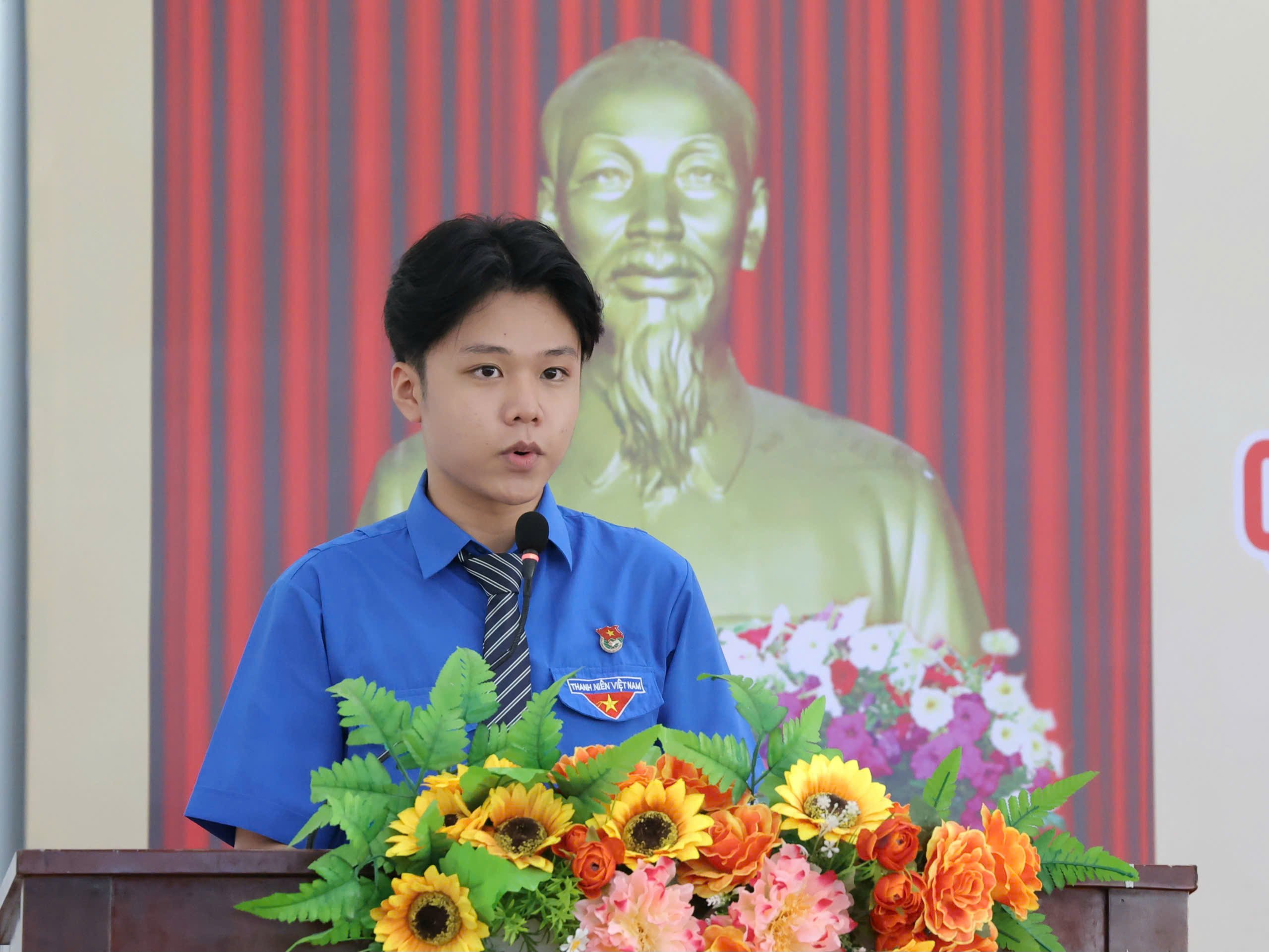 Em Bùi Anh Tiến Đạt - Chi đoàn lớp 12A5, Trường THPT Châu Văn Liêm thay mặt tuổi trẻ phát biểu hạ quyết tâm.