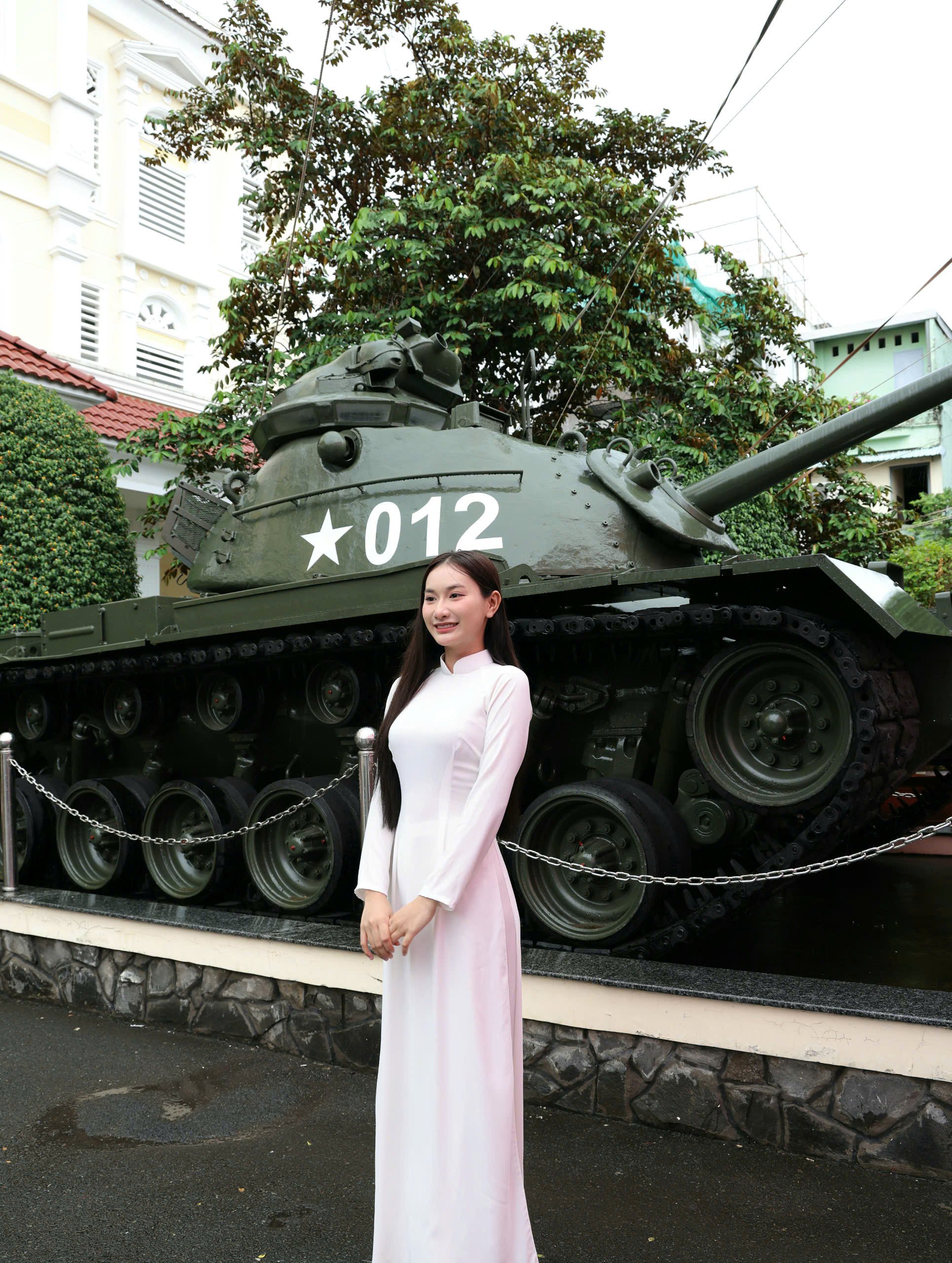 Em Trương Mỹ Quyên - thành viên Câu lạc bộ Nữ sinh Duyên dáng - Trường Đại học Nam Cần Thơ chụp hình tuyên truyền Quốc khánh 2/9.