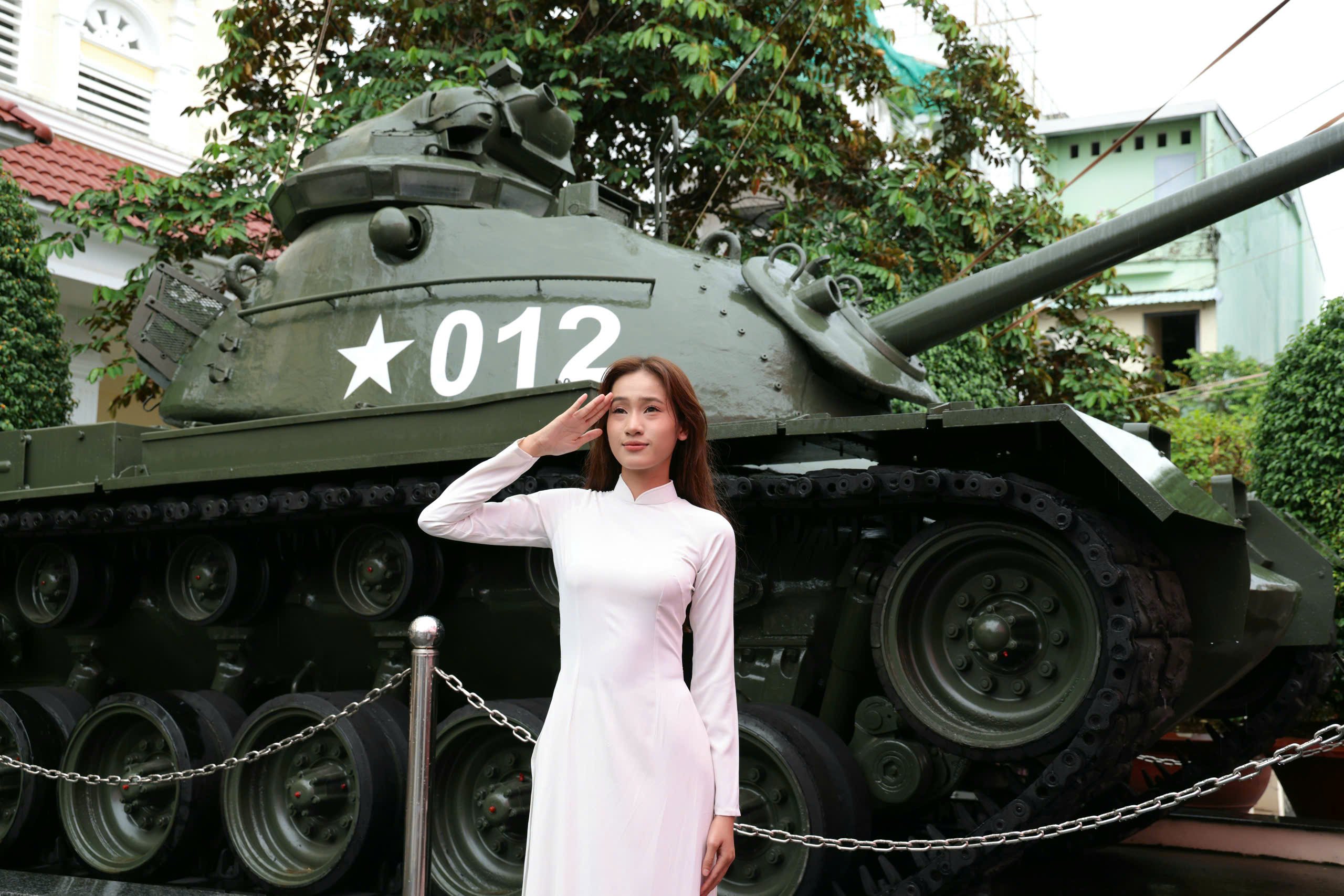 Hoa khôi Trương Uyên Nhi - Hoa khôi Trường Đại học Nam Cần Thơ chụp hình tuyên truyền Quốc khánh 2/9.