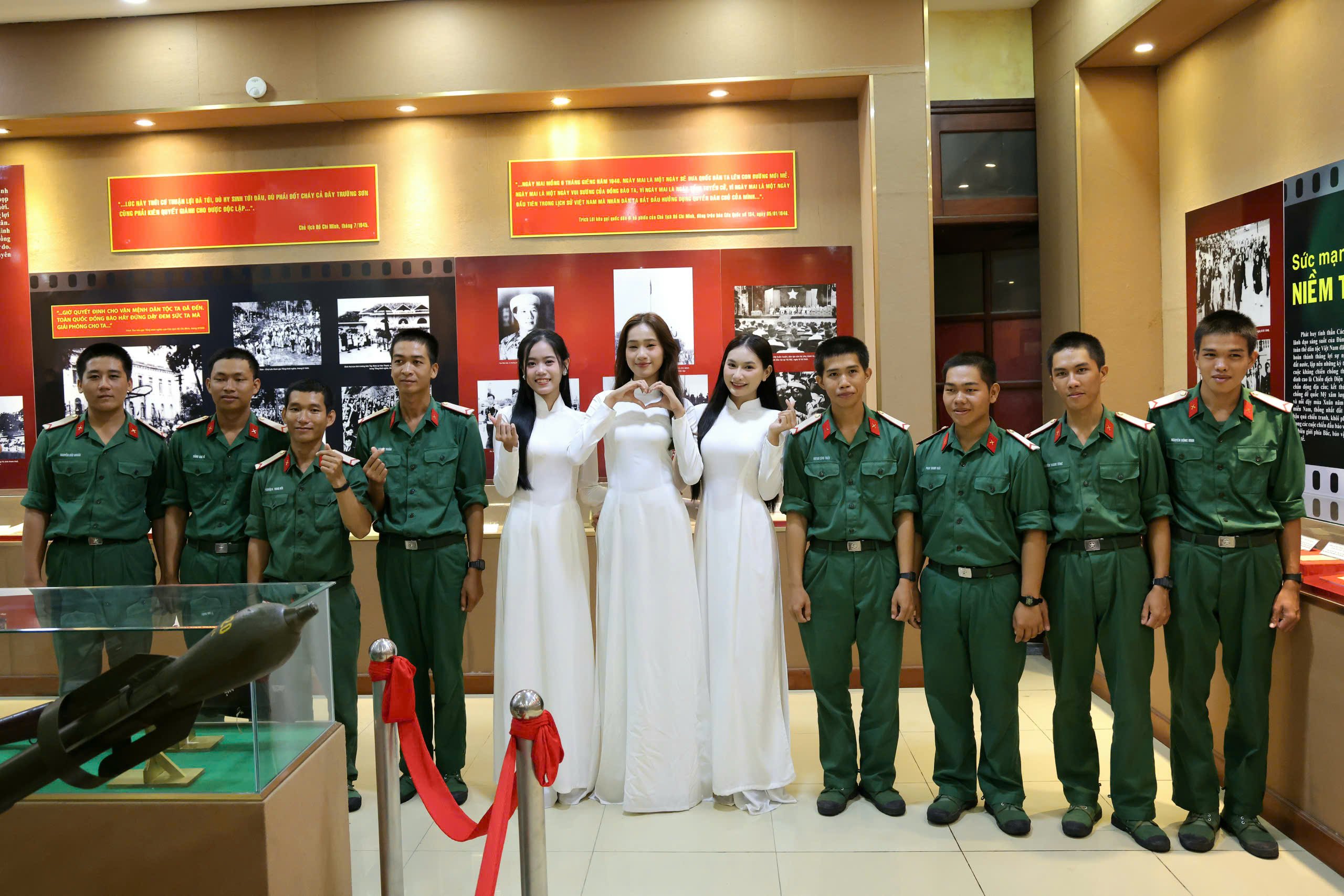 Hoa khôi Trương Uyên Nhi và các thành viên Câu lạc bộ Nữ sinh Duyên dáng - Trường Đại học Nam Cần Thơ chụp hình lưu niệm cùng các chiến sĩ.