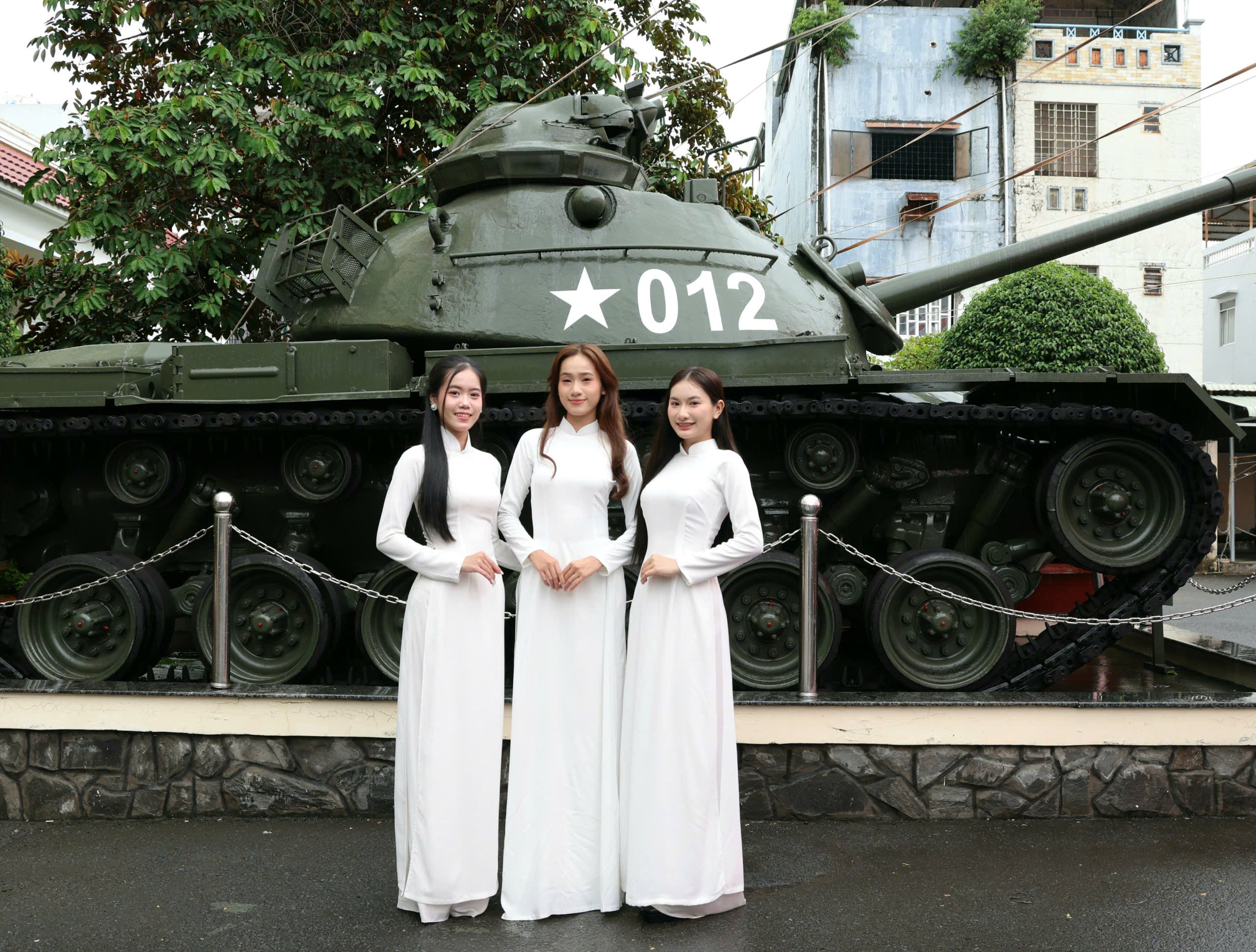 Hoa khôi Trương Uyên Nhi và các thành viên Câu lạc bộ Nữ sinh Duyên dáng - Trường Đại học Nam Cần Thơ chụp hình tuyên truyền Quốc khánh 2/9.