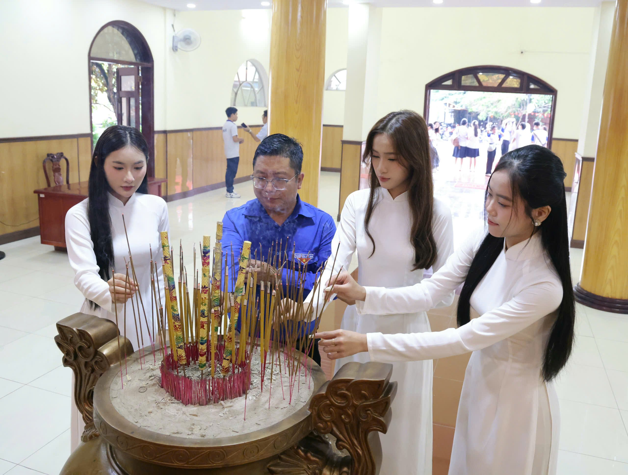 Anh Trần Việt Tuấn - Phó Bí thư Thành đoàn Cần Thơ và sinh viên Trường Đại học Nam Cần Thơ dâng hương Chủ tịch Hồ Chí Minh tại Bảo tàng Quân khu 9.