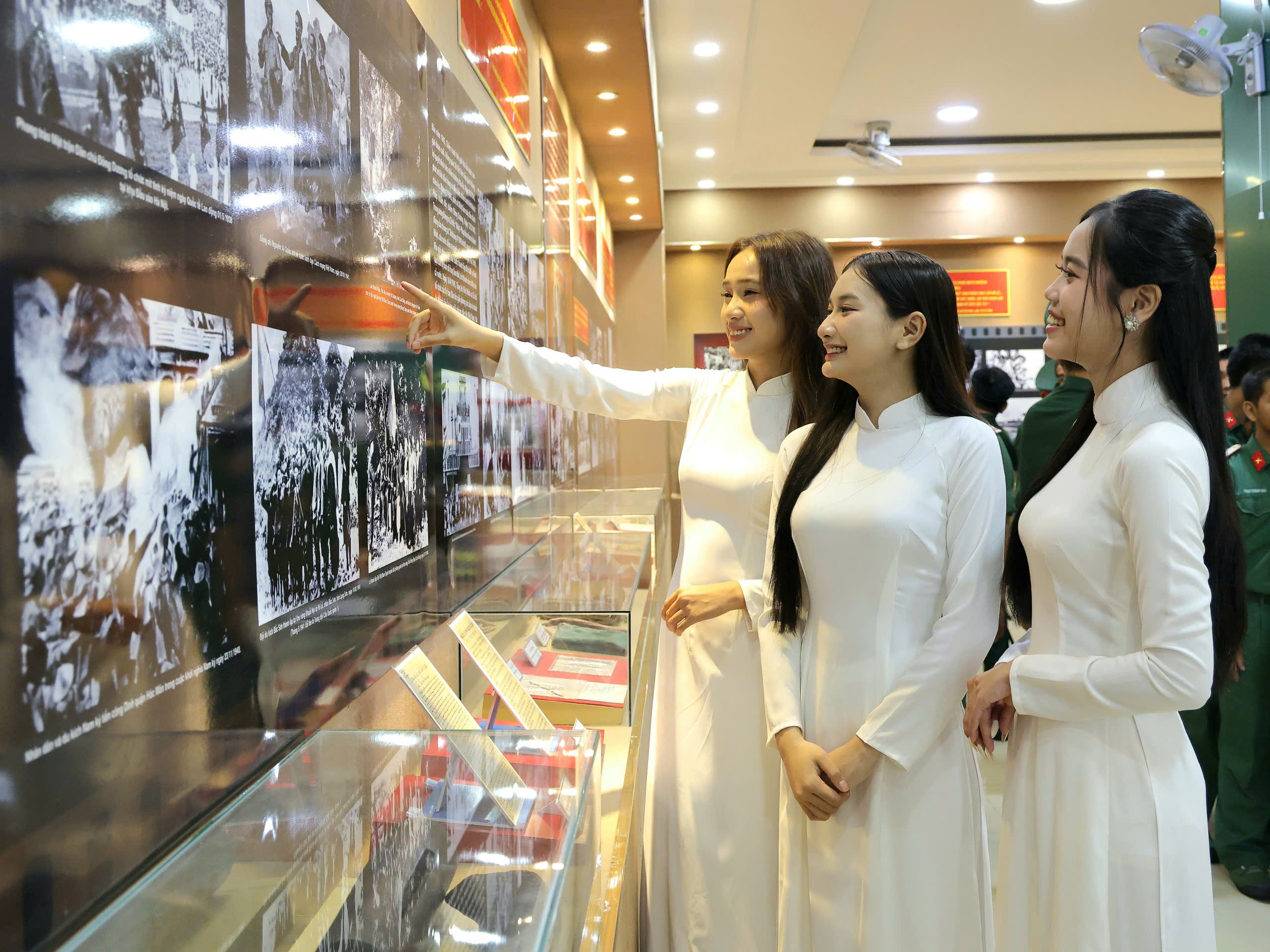 Các thành viên Câu lạc bộ Nữ sinh Duyên dáng - Trường Đại học Nam Cần Thơ tham quan triển lãm.