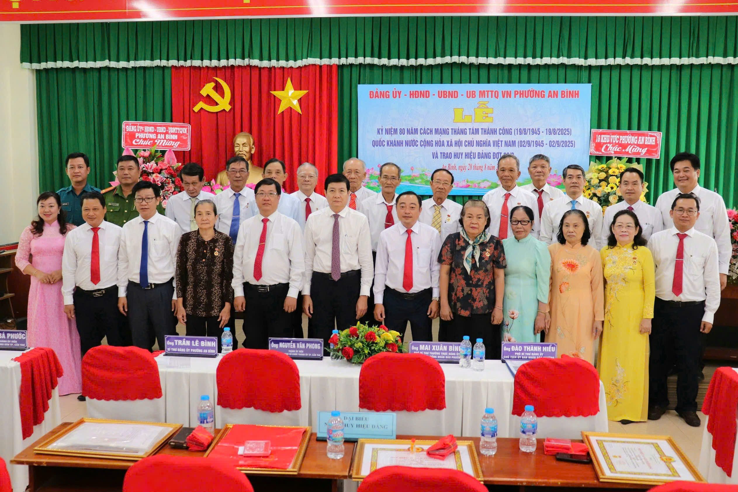 Các đại biểu chụp hình lưu niệm tại buổi họp mặt.