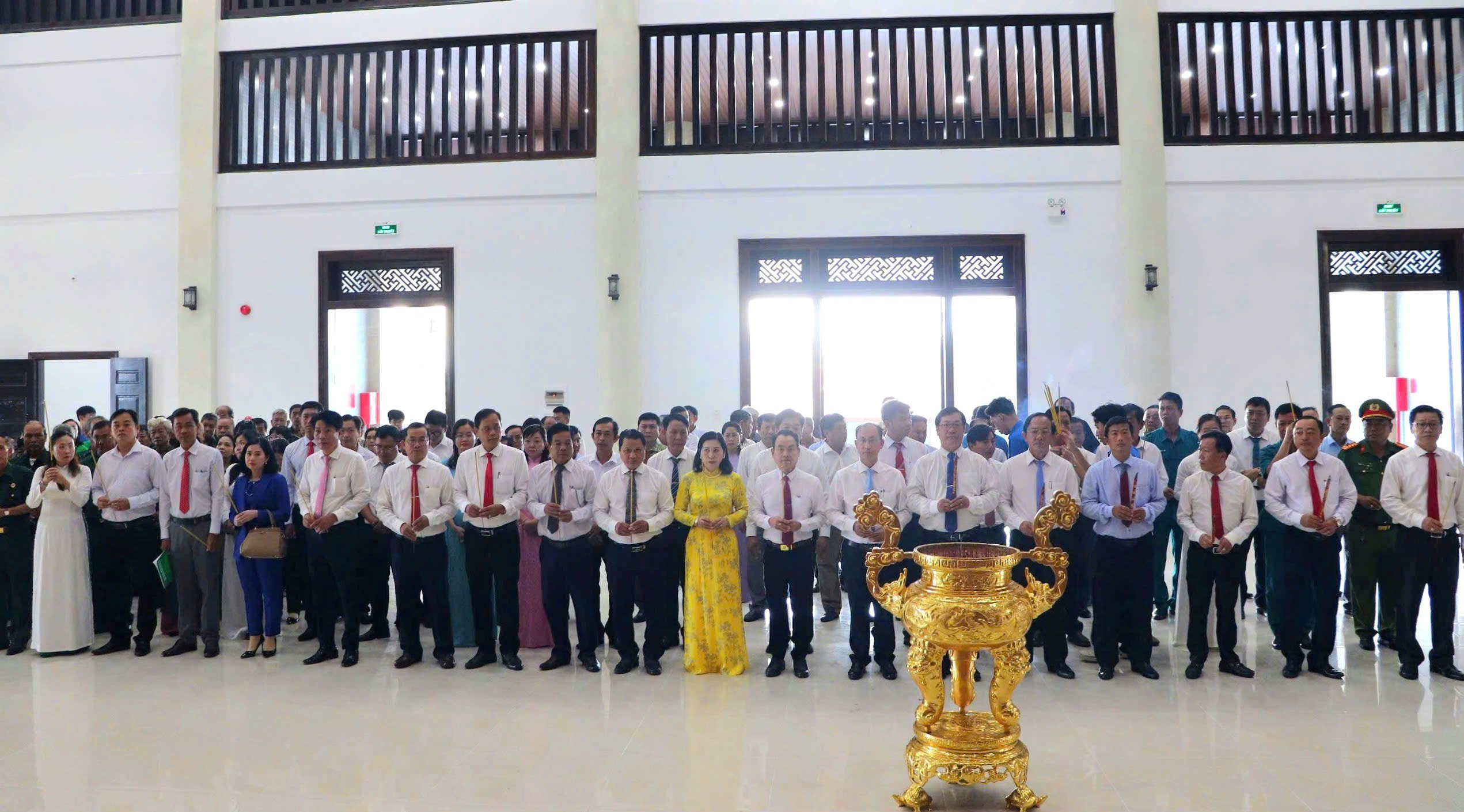 Các đại biểu thắp hương tại Di tích lịch sử “Địa điểm chuyển quân, Trạm Quân y Tiền phương và nơi cất giấu vũ khí thuộc Lộ Vòng Cung Cần Thơ trong kháng chiến chống Mỹ”.