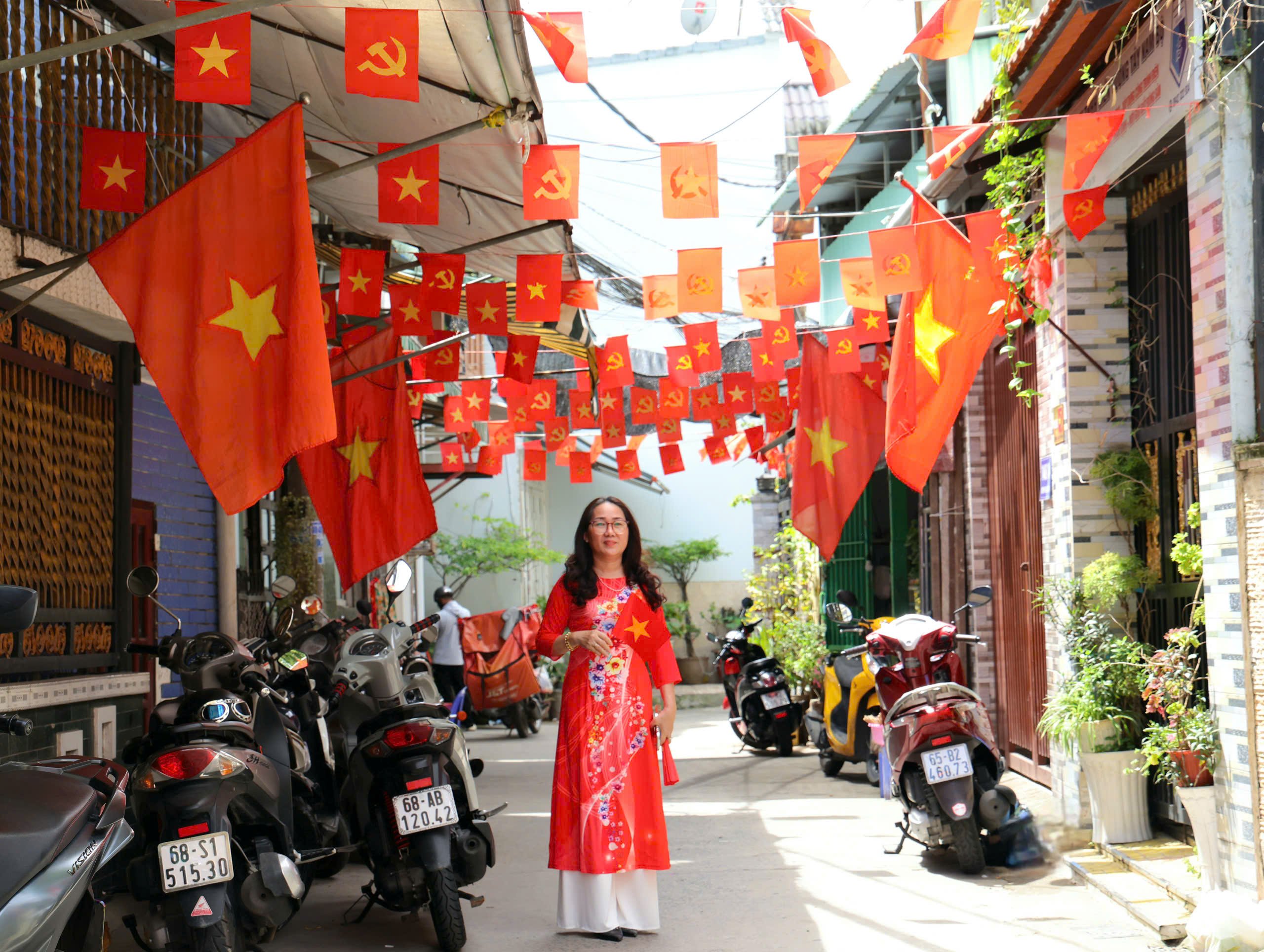 Người dân thích thú với con hẻm rợp cờ Tổ quốc.