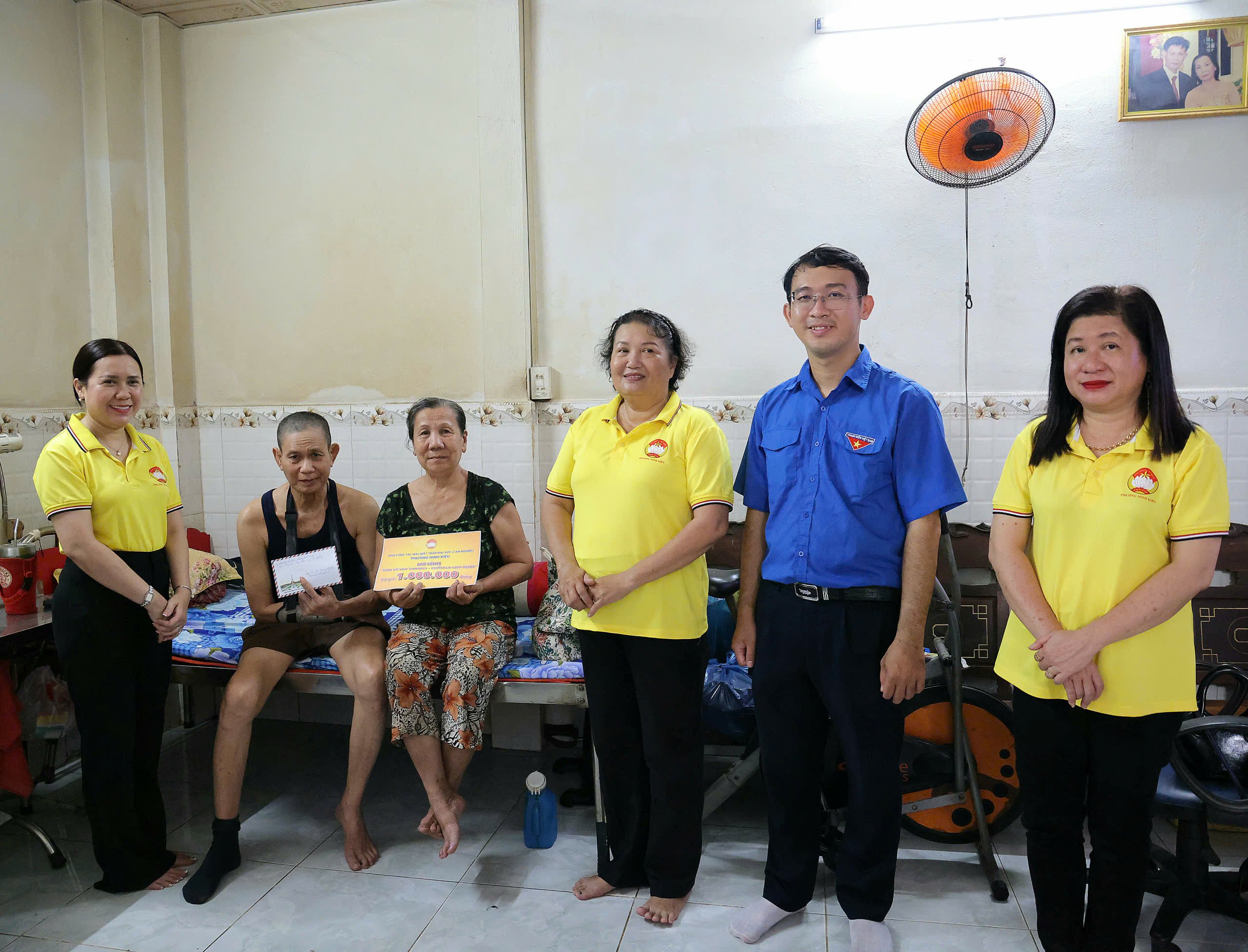 Hỗ trợ gia đình mắc bệnh hiểm nghèo, có hoàn cảnh khó khăn nhưng nhiều năm qua đã tích cực đóng góp cho phong trào “Toàn dân xây dựng đời sống văn hóa” tại địa phương.