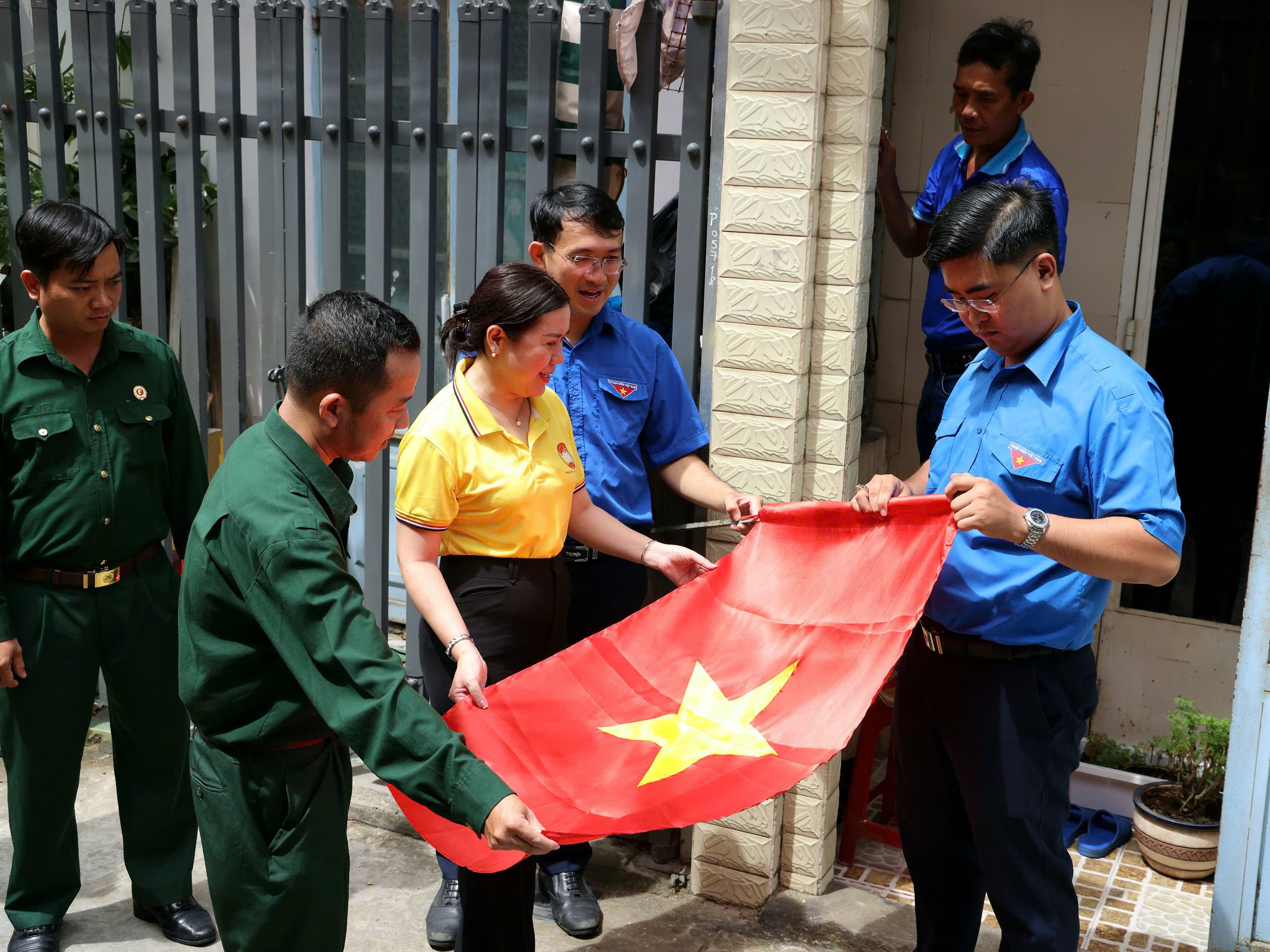 Thay mới và tặng Cờ Tổ quốc cho các hộ dân có cờ cũ, phai màu.