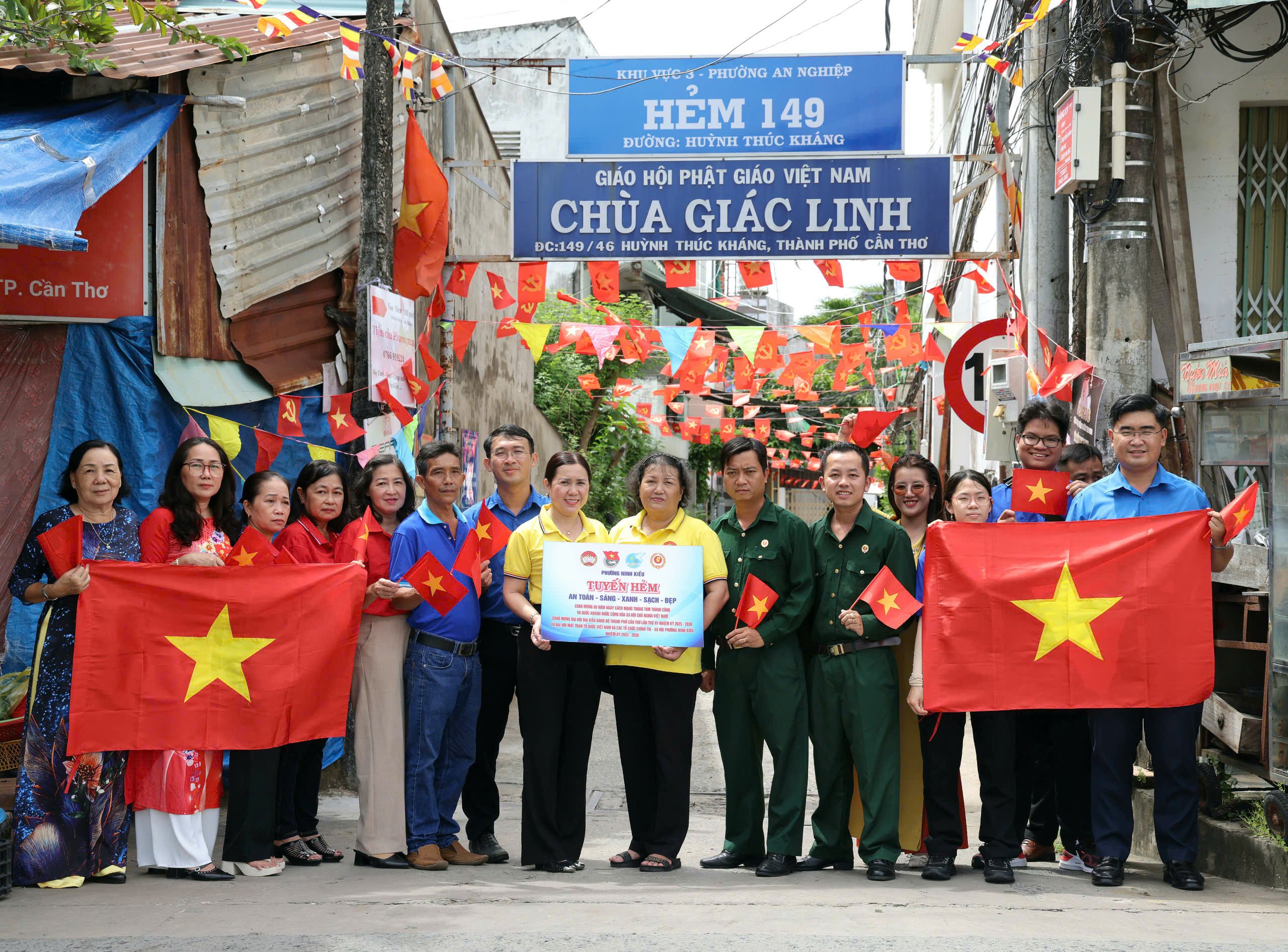 Ủy ban Mặt trận Tổ quốc Việt Nam phường Ninh Kiều phối hợp cùng các tổ chức Chính trị - Xã hội phường tổ chức ra mắt tuyến hẻm “An toàn, Sáng, Xanh, Sạch, Đẹp”.