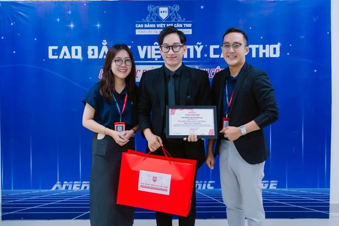 Chị Nguyễn Thị Phương Nga (Bên trái) - Tổng quản ngành Quan hệ công chúng trường Cao đẳng Việt Mỹ cho biết Trường là bạn trẻ tài năng và Decor Tây Đô là một doanh nghiệp trẻ có triển vọng.