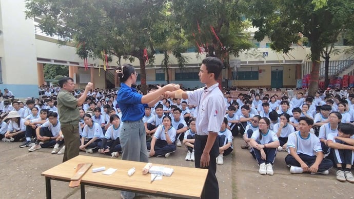 Các em học sinh hưởng ứng chuỗi hoạt động rèn luyện kỹ năng sống dành cho học sinh khối 10 với rất nhiều kỹ năng quan trọng.