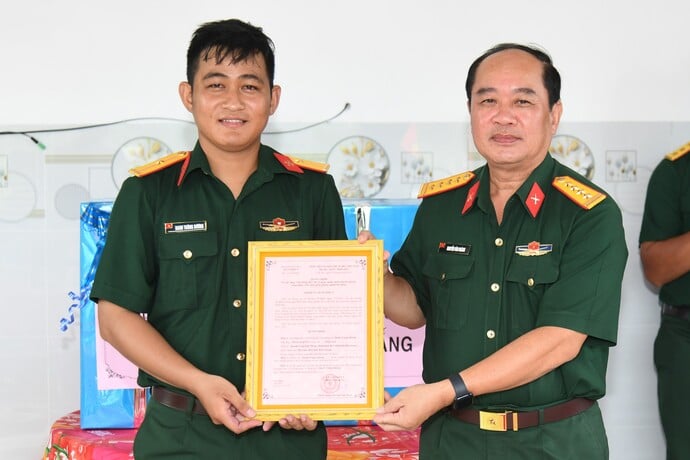 Đại tá Nguyễn Văn Ngành, Ủy viên Ban Thường vụ Tỉnh ủy – Chỉ huy trưởng Bộ CHQS tỉnh trao quyết định bàn giao nhà đồng đội cho gia đình đồng chí Thiếu úy QNCN Danh Trùng Dương.