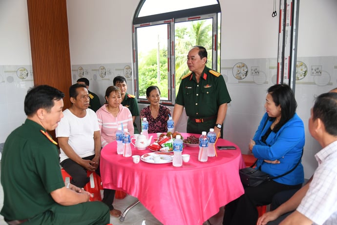 Quang cảnh buổi bàn giao.