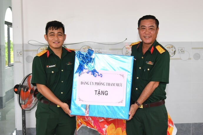 Đại diện thủ trưởng Phòng Tham mưu, Bộ CHQS tỉnh trao tặng quà cho gia đình đồng chí Thiếu úy QNCN Danh Trùng Dương.