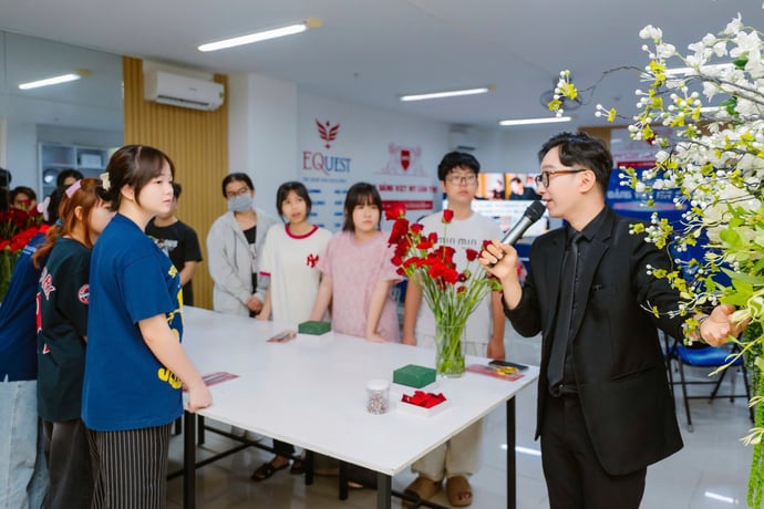 Nhựt Trường chia sẻ về nghề Wedding Planner trong buổi workshop định hướng nghề nghiệp tại trường Cao đẳng Việt Mỹ Cần Thơ.
