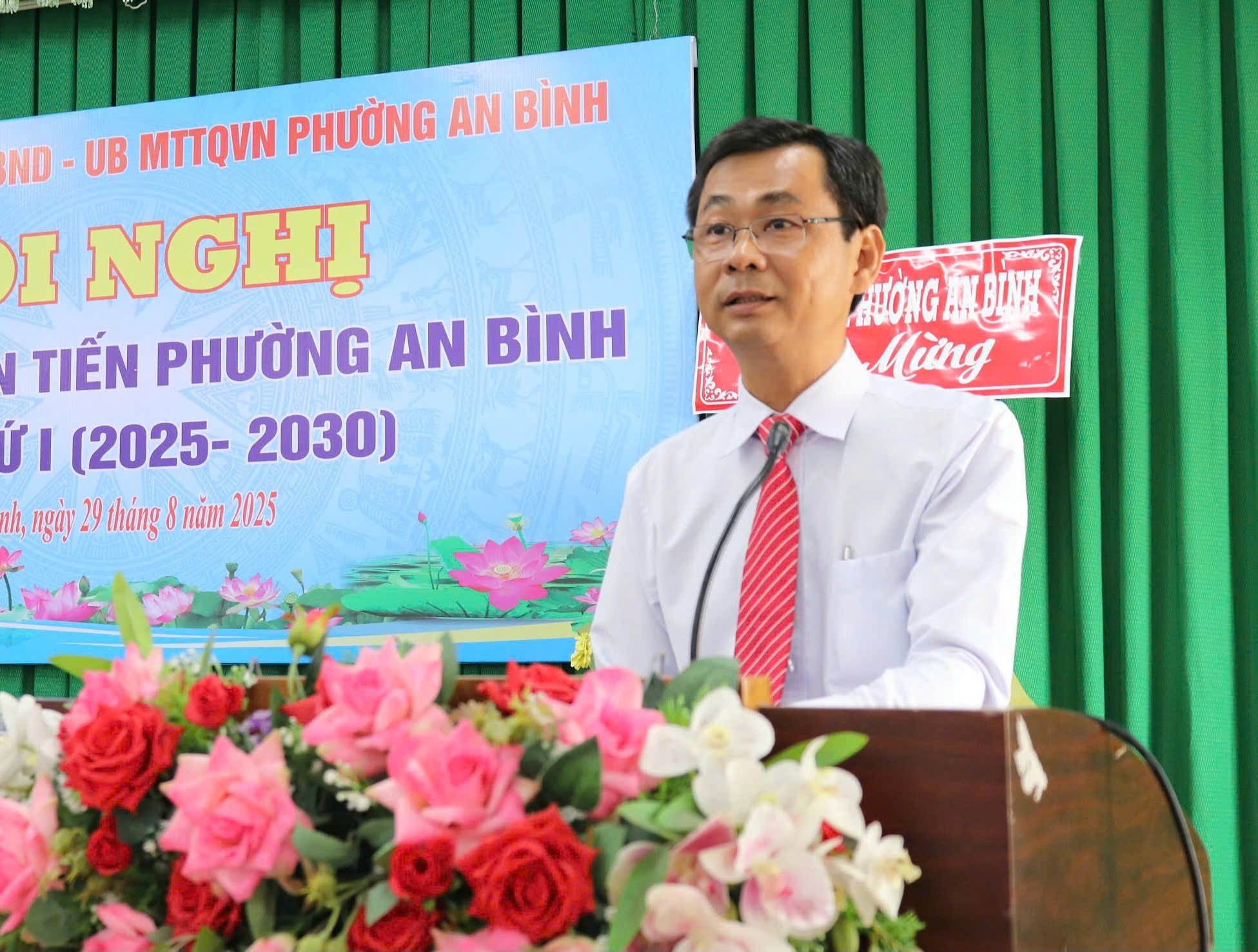 Ông Nguyễn Thanh Vũ - Phó Chủ tịch UBND phường An Bình trình bày Báo cáo tổng kết phong trào thi đua yêu nước giai đoạn 2020 - 2025.
