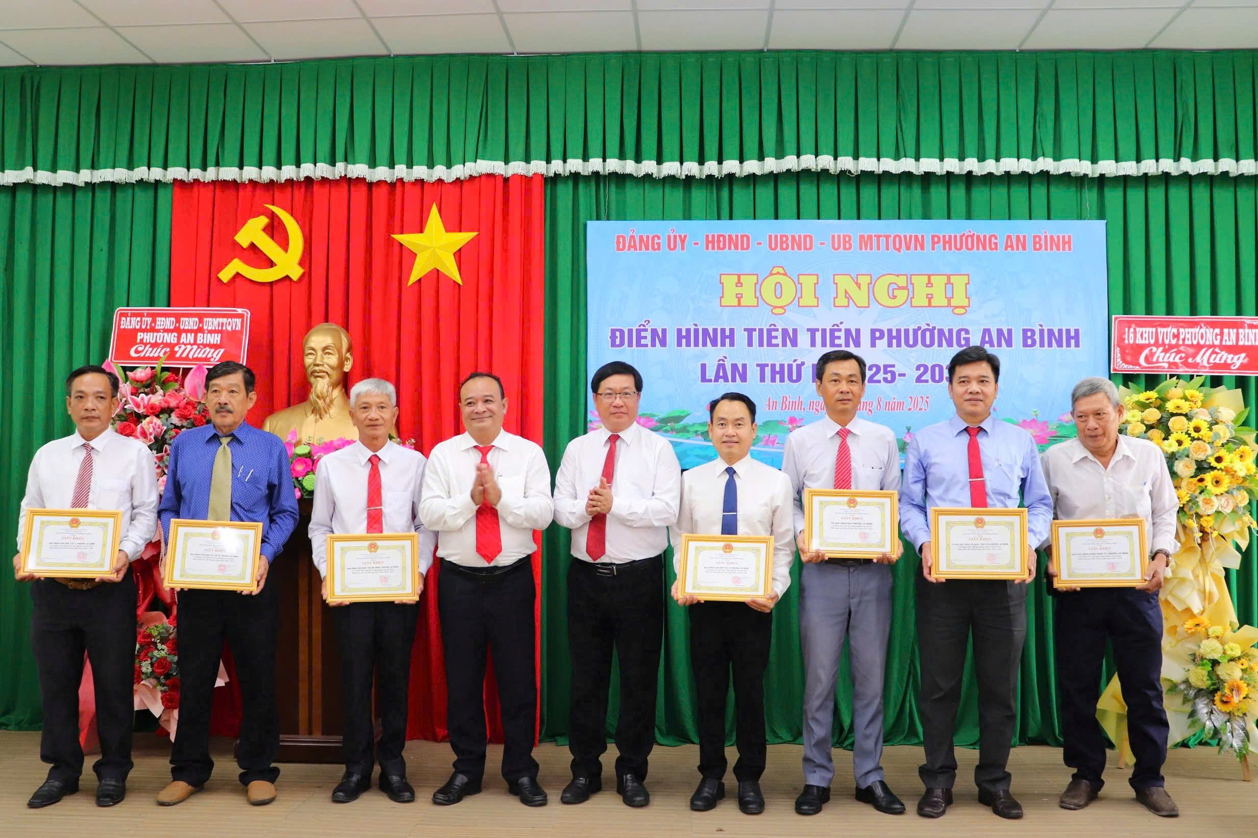 Ông Nguyễn Ngọc Tâm - Ủy viên BTV Thành ủy - Trưởng Ban Tuyên giáo và Dân vận Thành ủy Cần Thơ và ông Trần Lê Bình - Bí thư Đảng ủy phường An Bình trao giấy khen cho các tập thể.