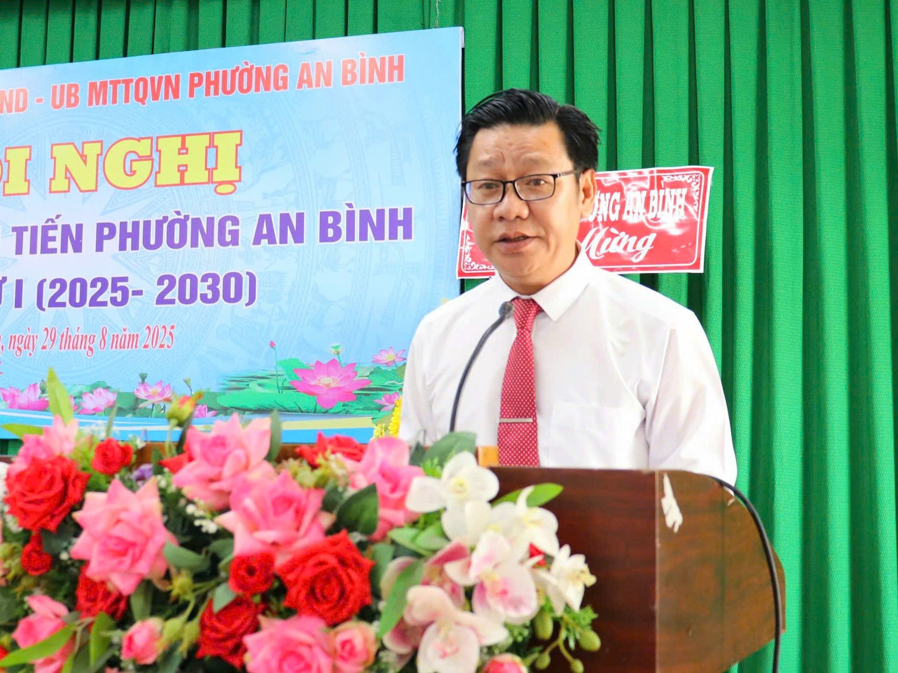 Ông Đào Thành Hiểu - Phó Bí thư Đảng ủy, Chủ tịch UBND, Chủ tịch Hội đồng Thi đua - Khen thưởng phường An Bình phát biểu khai mạc hội nghị.