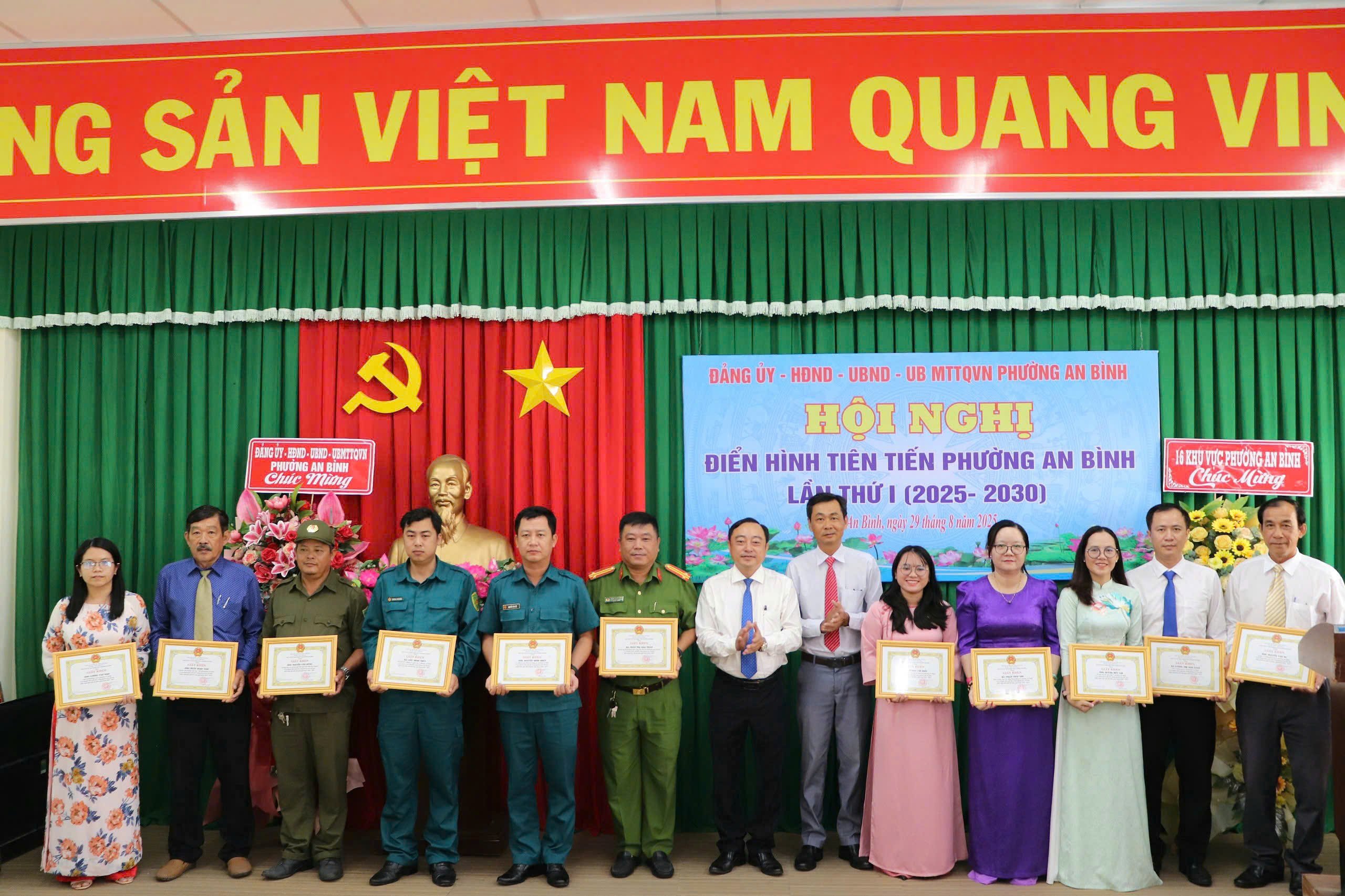 Ông Mai Xuân Bình - Phó Bí thư Thường trực, Chủ tịch HĐND phường An Bình và ông Nguyễn Thanh Vũ - Phó Chủ tịch UBND phường An Bình trao tặng giấy khen cho các cá nhân.