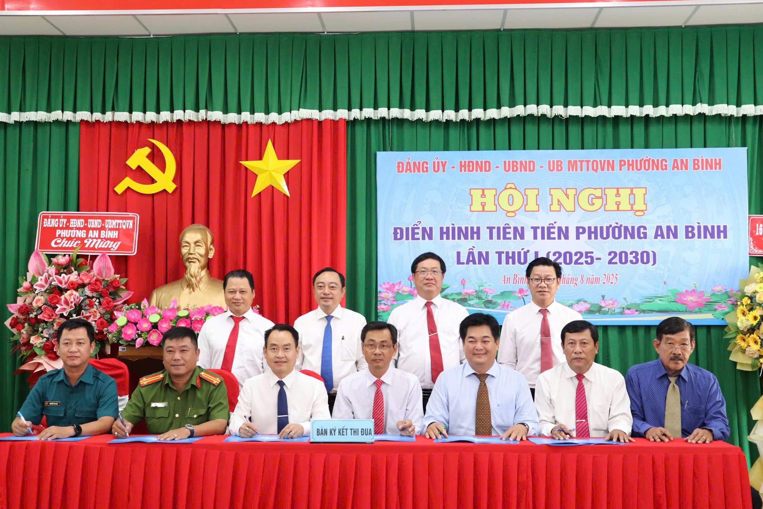 Tại buổi lễ, đại diện các khối, đơn vị và khu vực đã thực hiện ký kết thi đua phong trào thi đua yêu nước giai đoạn 2025 - 2030.