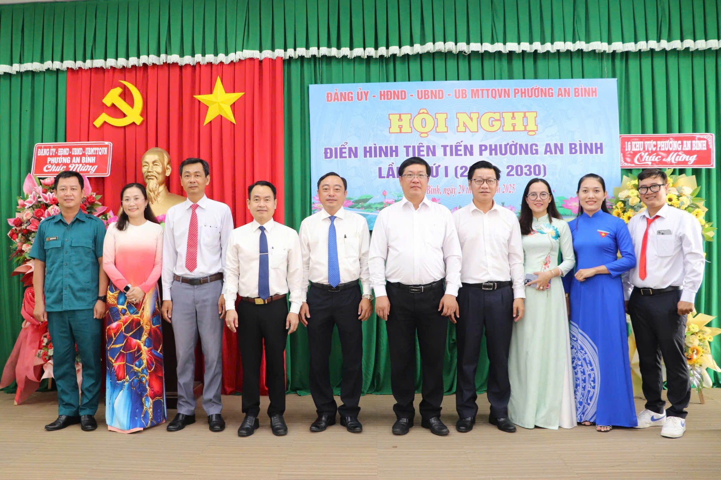 Các đại biểu chụp hình lưu niệm tại hội nghị.