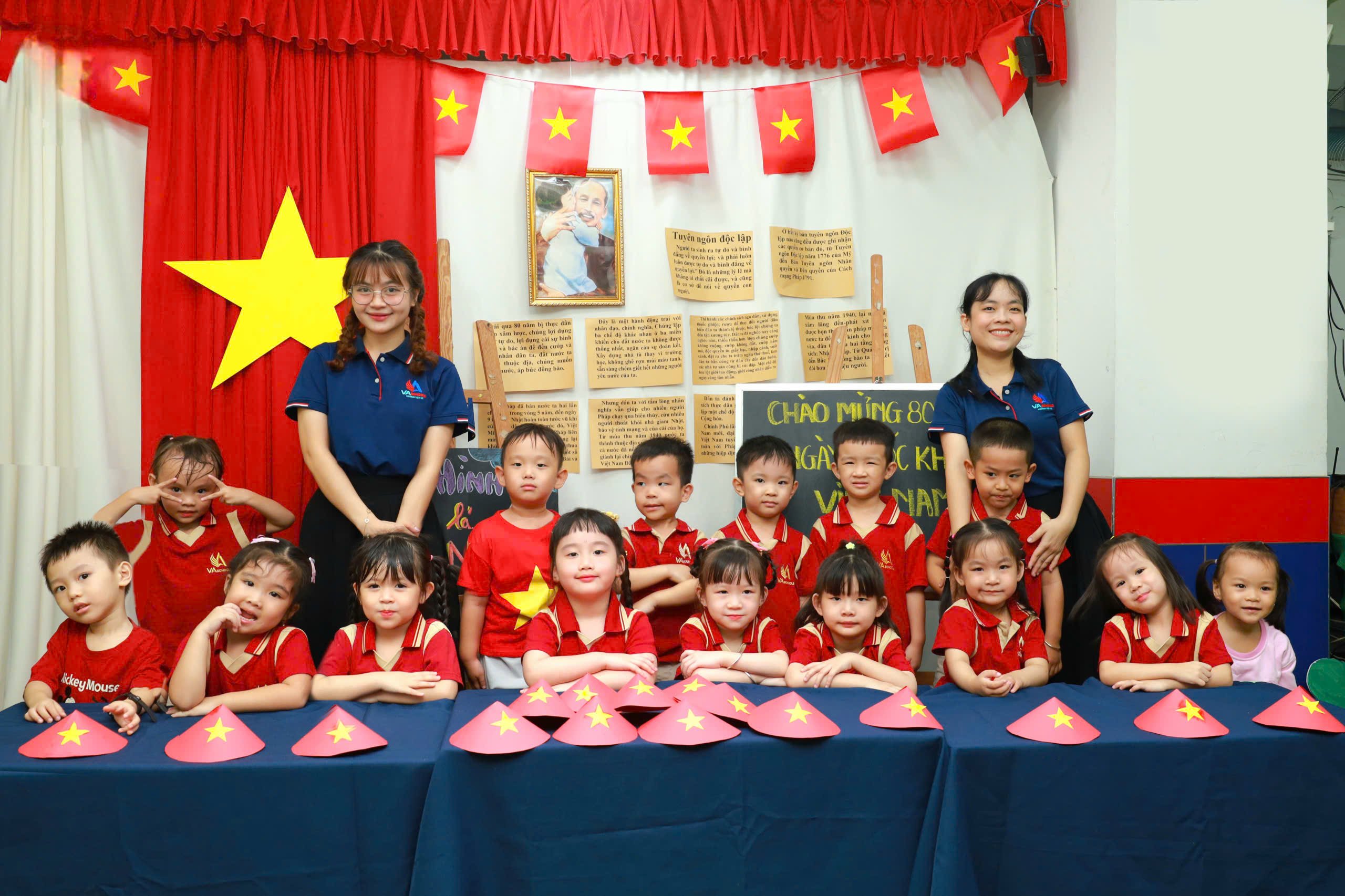 Cô trò cùng nhau đón chào Ngày lễ lớn của dân tộc.