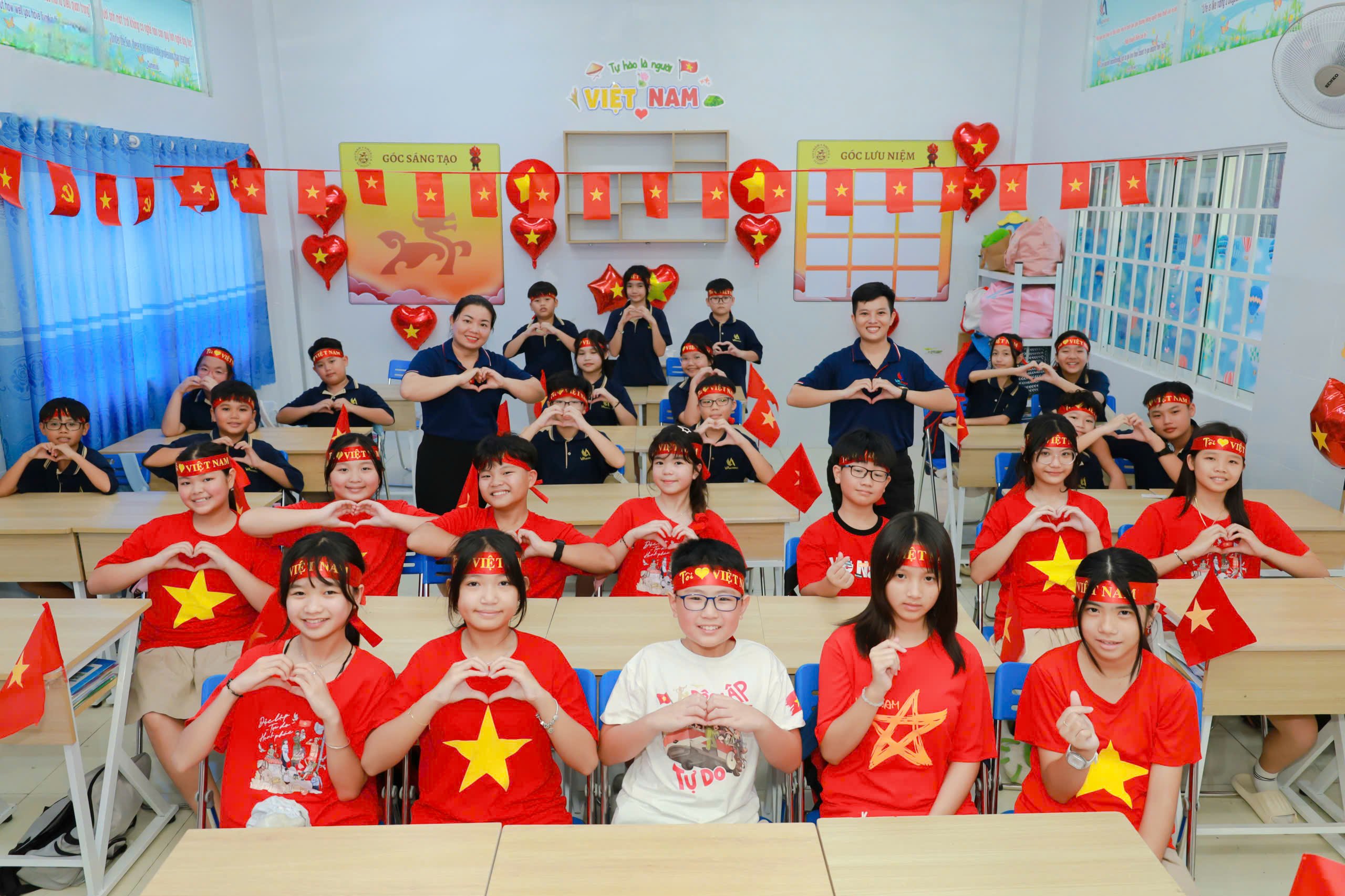 Hệ thống Trường Việt Mỹ Cần Thơ trong từng lớp học, các thầy cô, cán bộ nhà trường cũng trang hoàng rực rỡ cờ hoa để mừng ngày lễ lớn của dân tộc.
