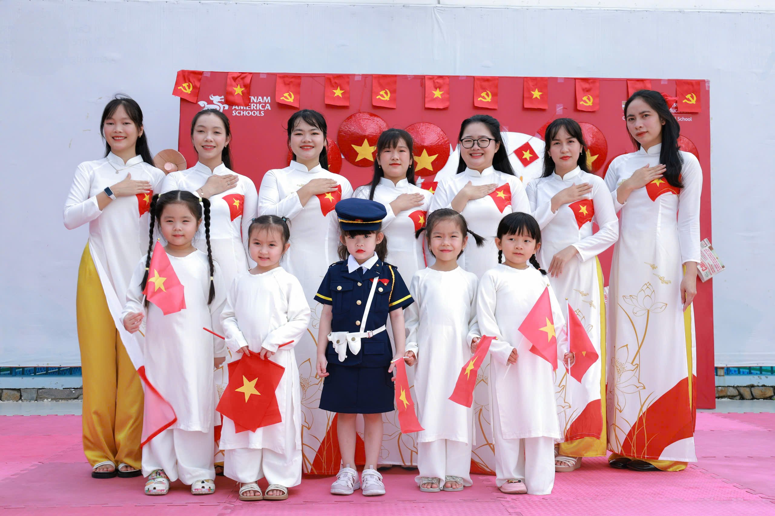 Cô trò cùng nhau lưu lại khoảnh khoắc đẹp.
